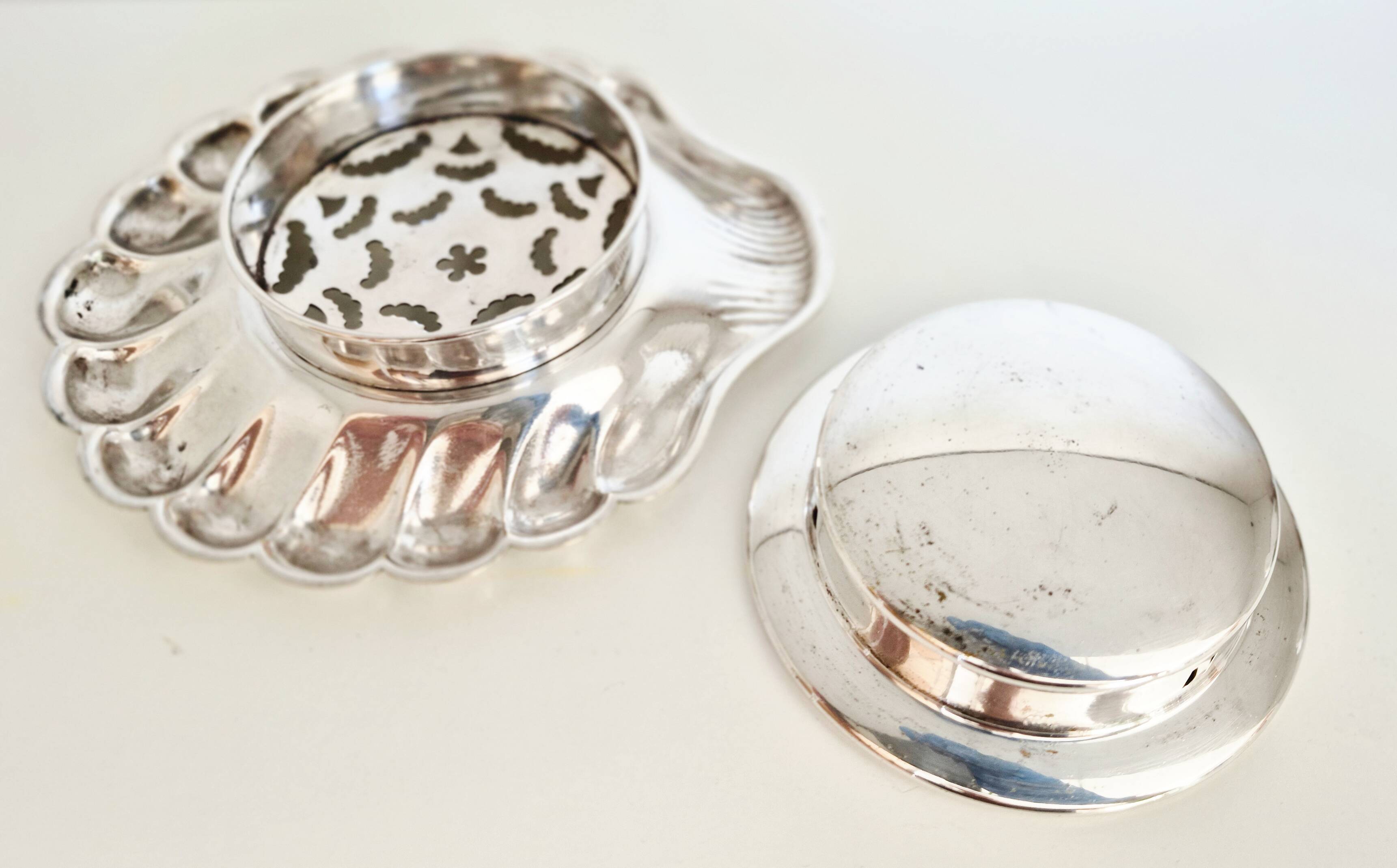 Scallop shell butter dish in silver, scallop shell.