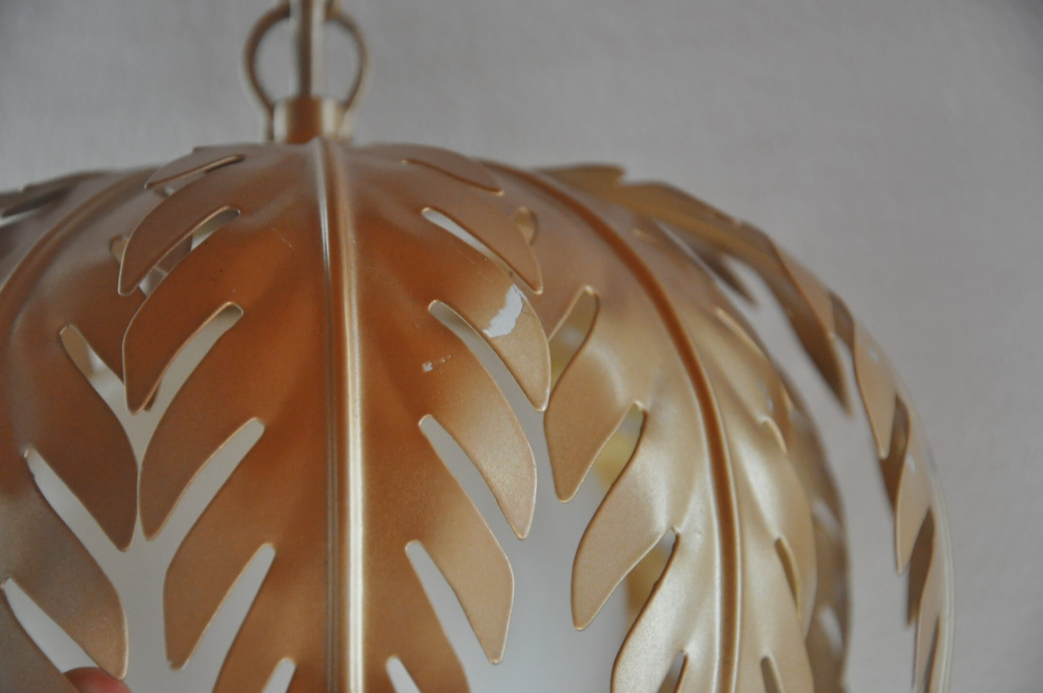 Suspension vegetable pattern golden metal and vintage opaline