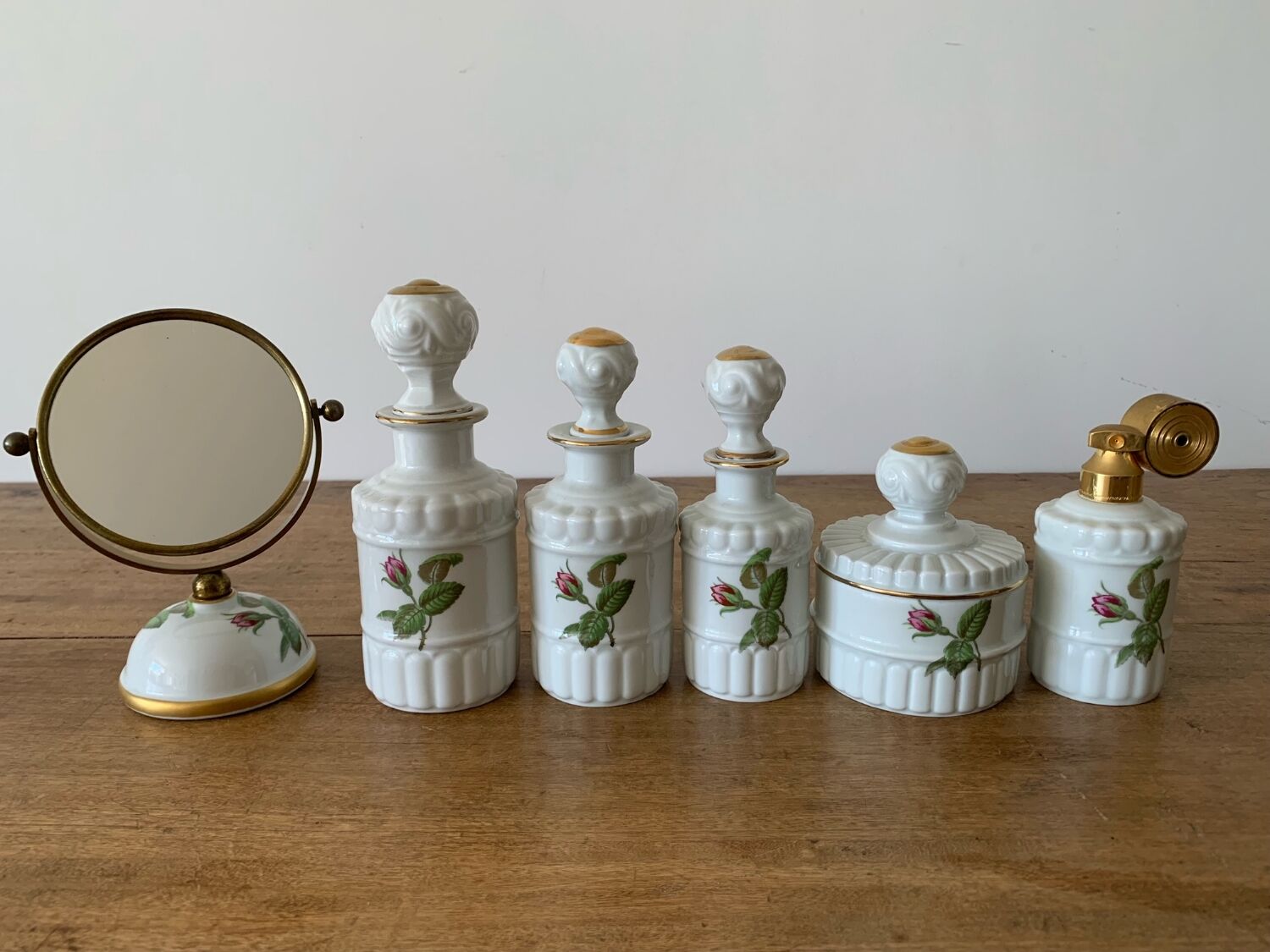 Porcelain set for bathroom