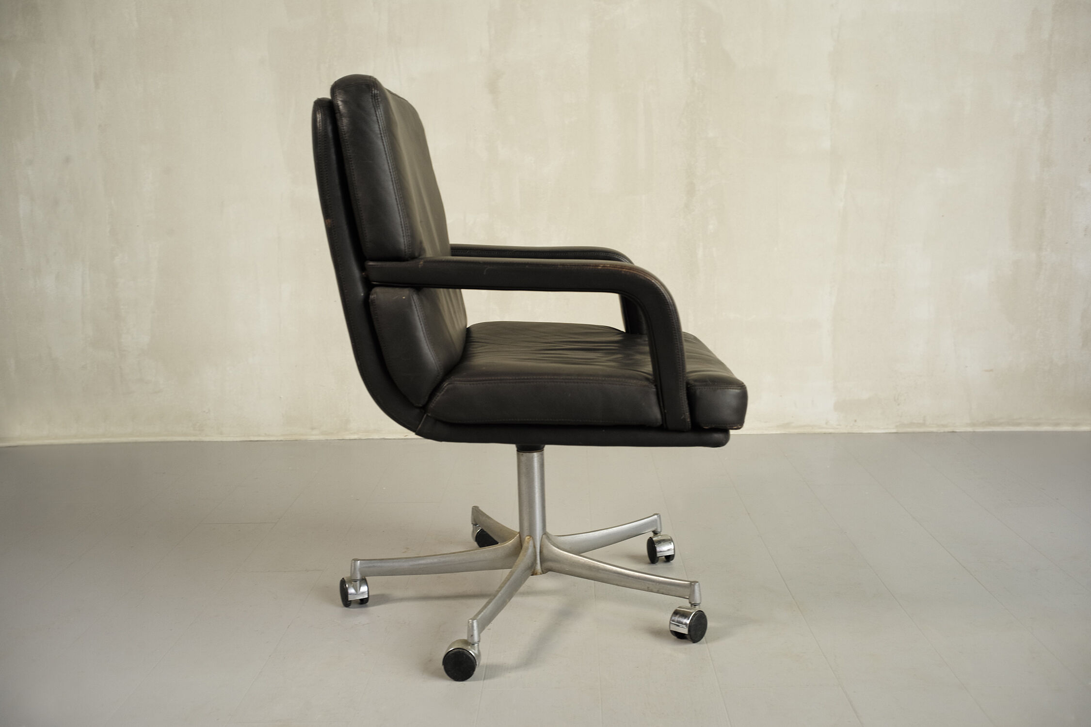 Leather armchair Mobilier International, 1970