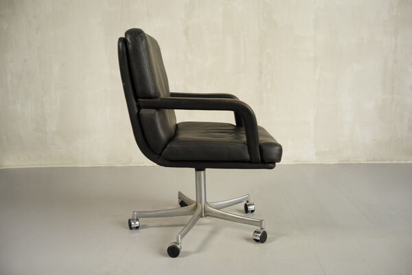 Fauteuil en cuir Mobilier International, 1970