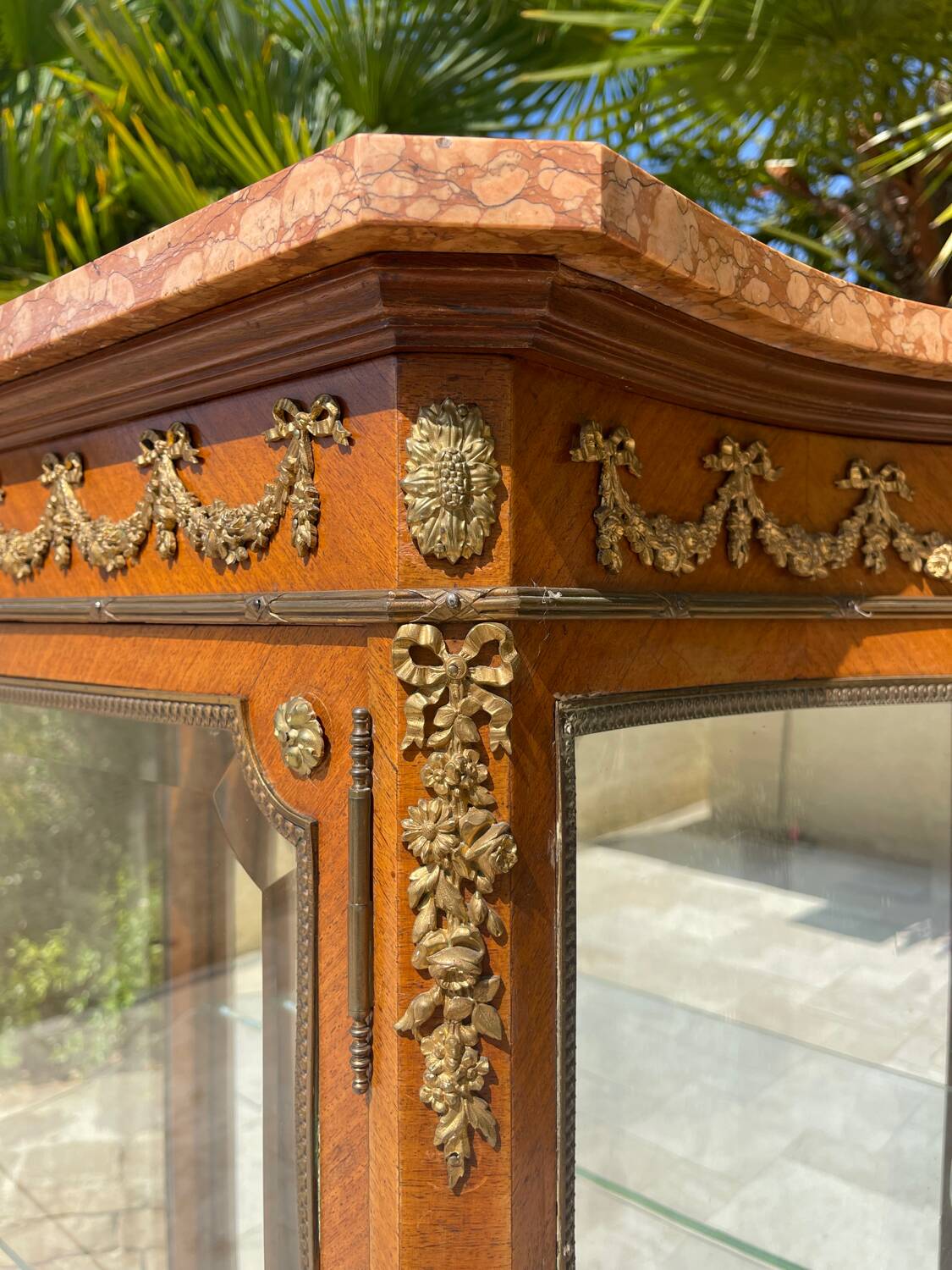 Vitrine en Marqueterie Style Louis XV