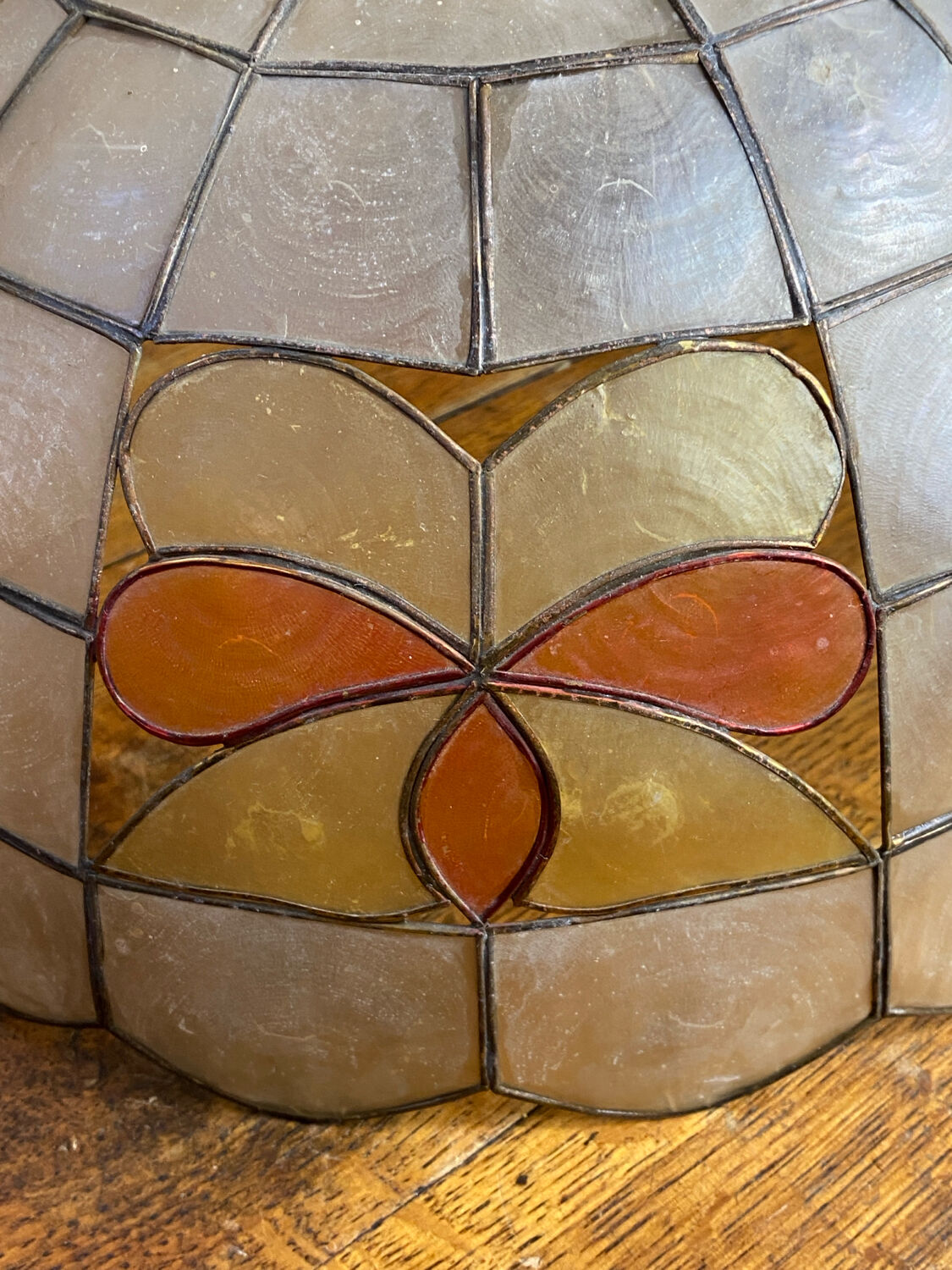Mother-of-pearl and brass pendant with floral decoration.