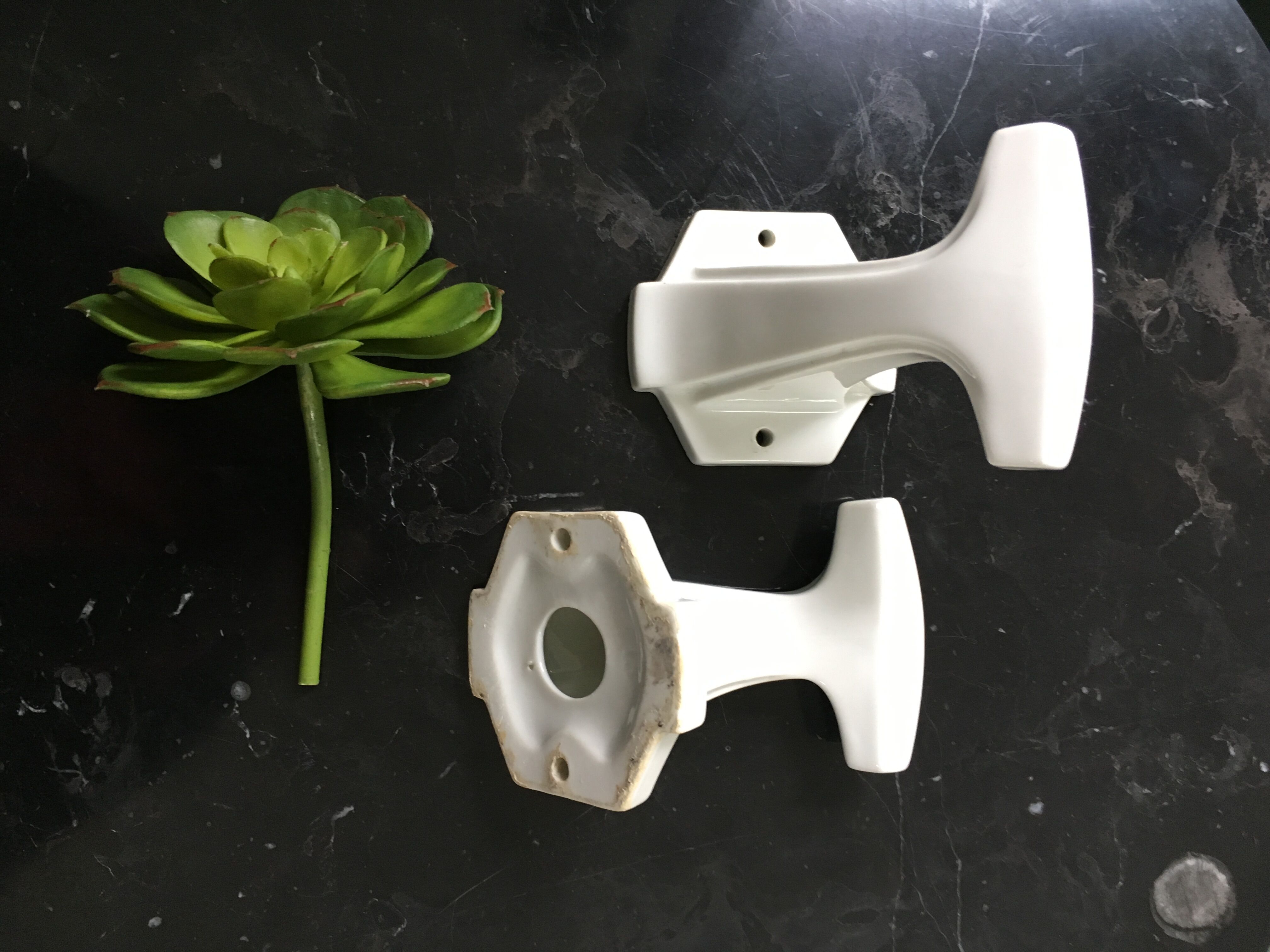 Lot de deux patères en porcelaine art déco