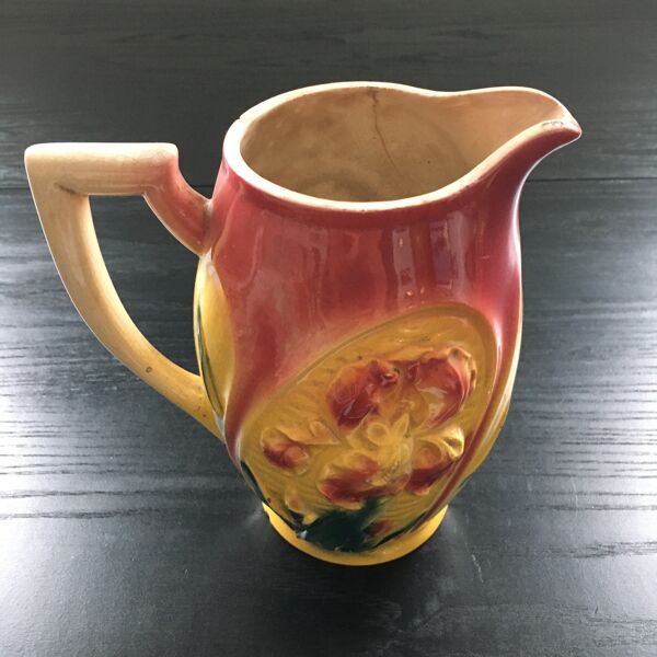 Pichet ancien décor iris en barbotine