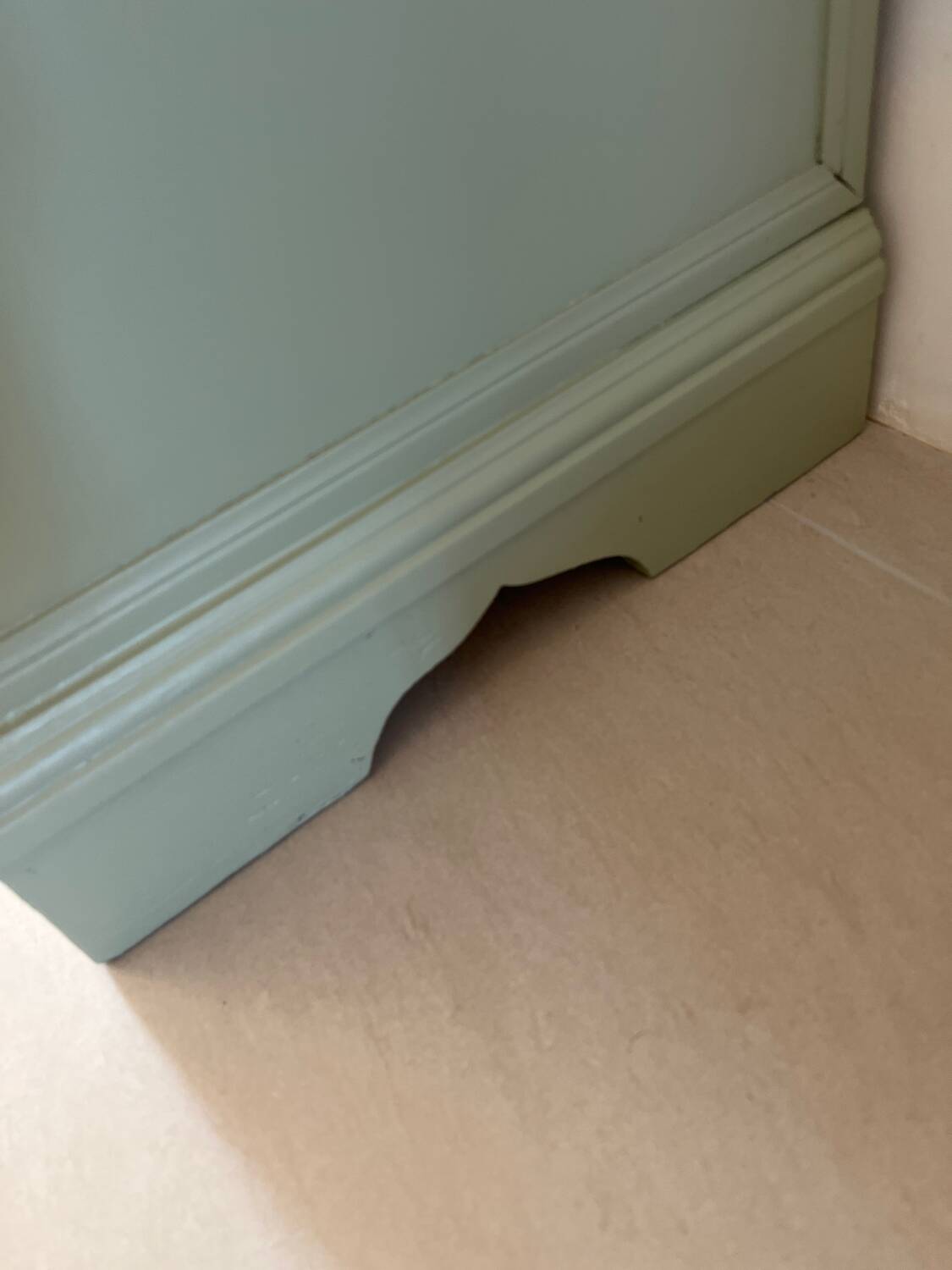 Refurbished antique chest of drawers with 5 drawers