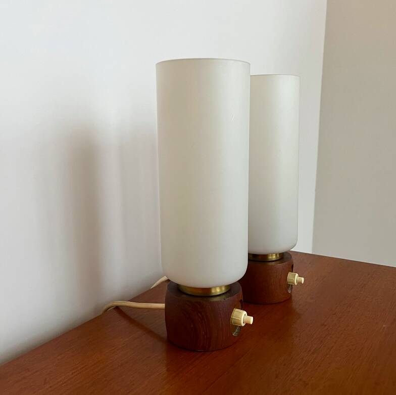 Paire de petites lampes poser teck et opaline