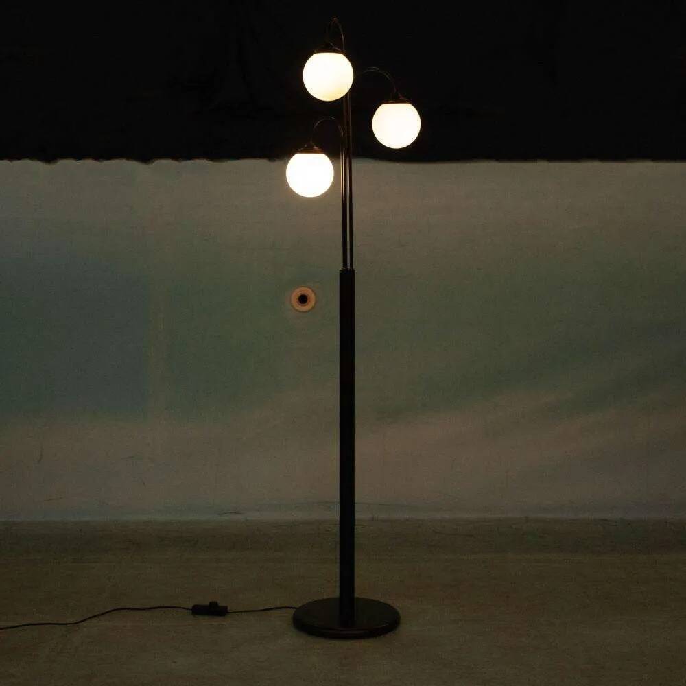 Minimalist floor lamp in glass, space age style.