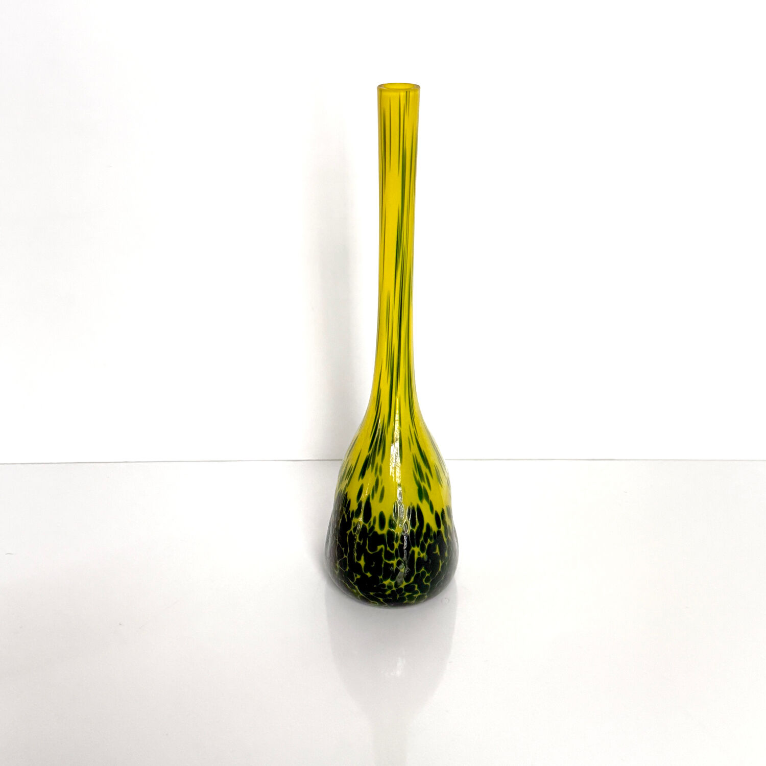 Vase / Soliflore en pâte de verre jaune – Début XXe