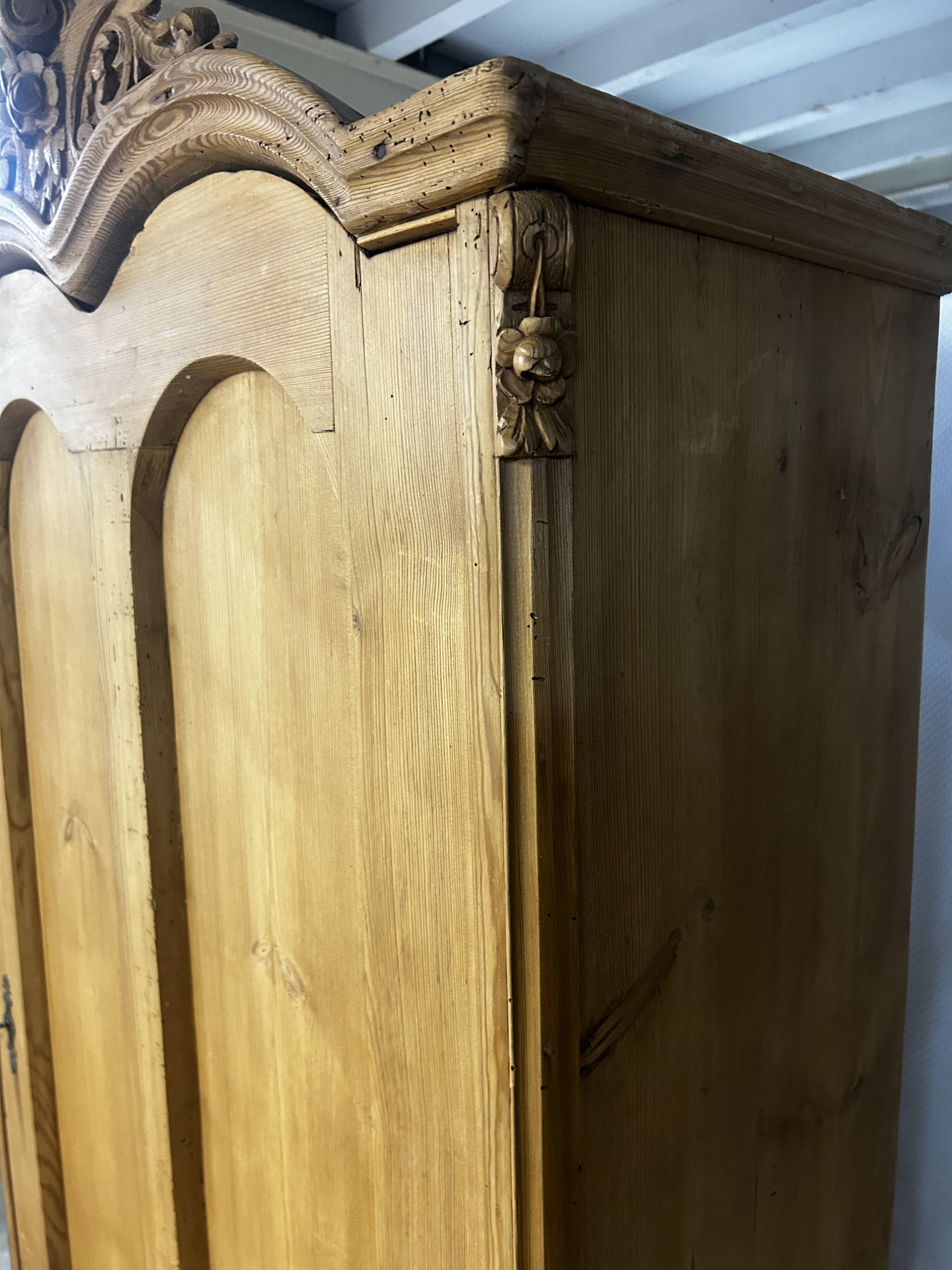 Large country pine bonnetière with carved details.