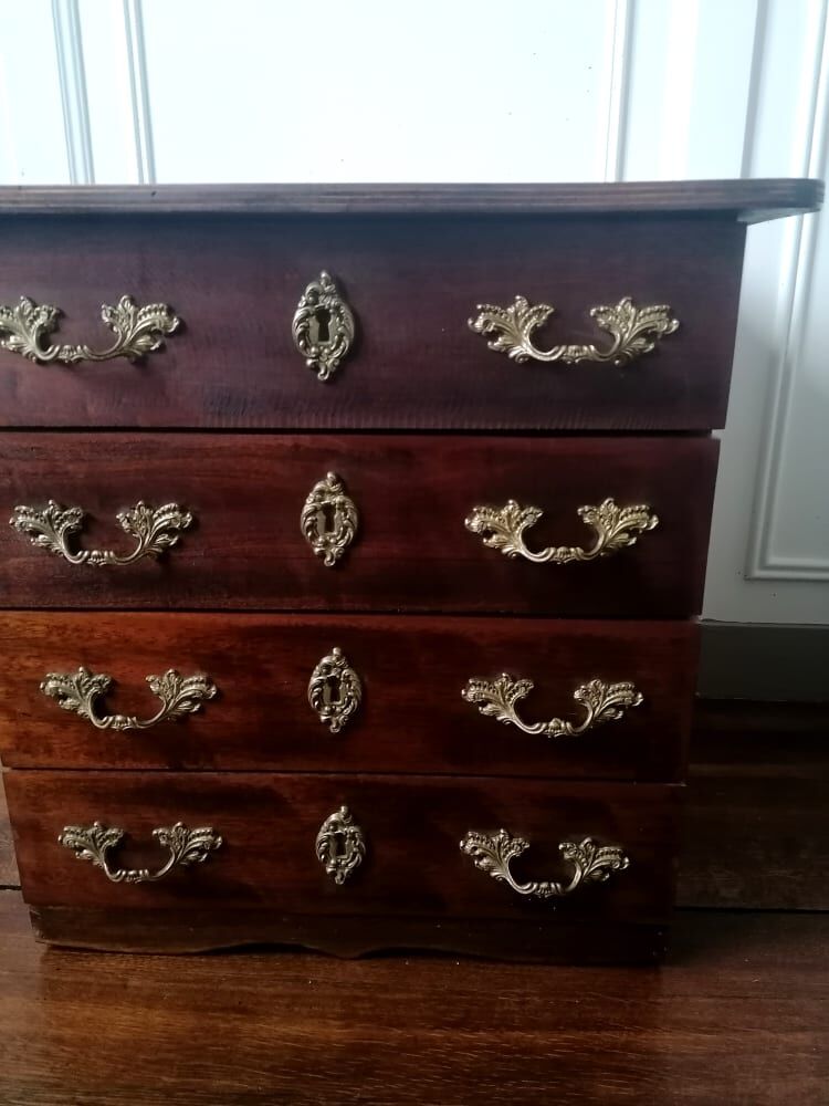 English-style chest of drawers