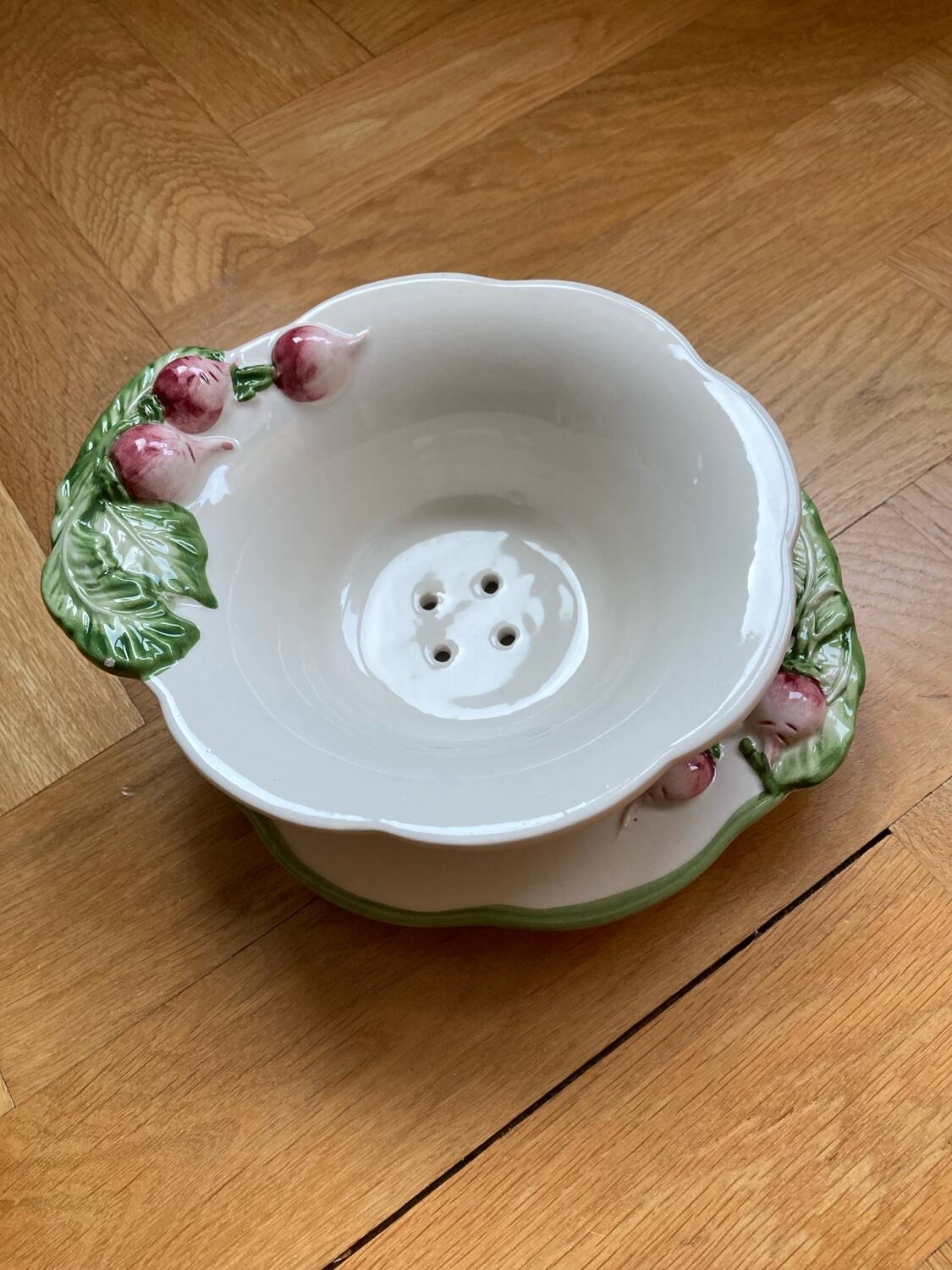 Fg Radish Barbotine Drainer Bowl