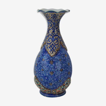 Vase piriforme à col évasé en métal émaillé à décor polychrome, marqué "Amini Iran" au revers Iran