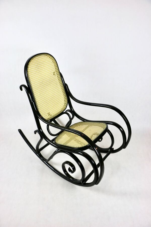 Fauteuil à bascule noir vintage attribué à Michael Thonet