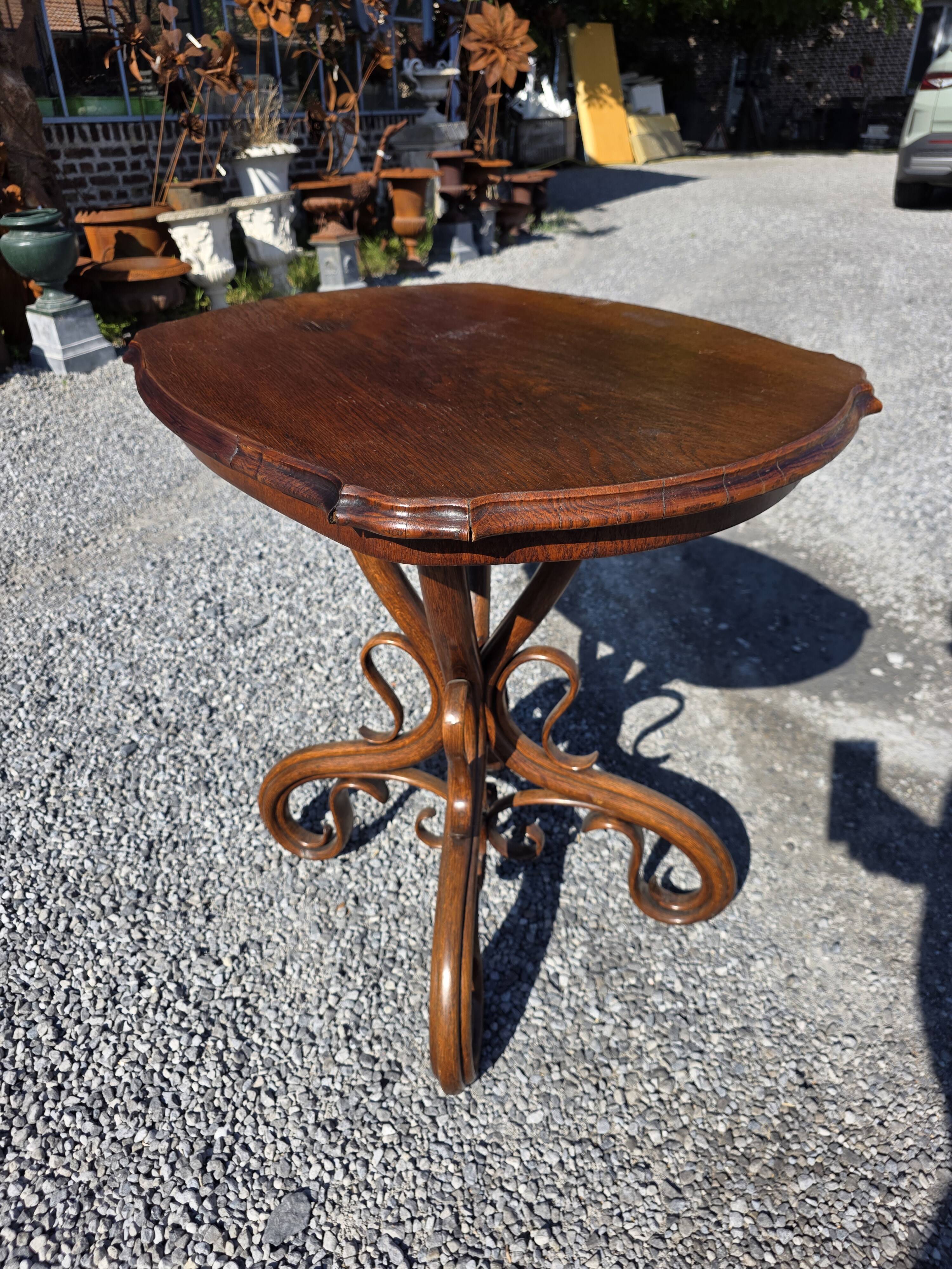 Thonet No. 1 curved wooden side table from the 19th century.