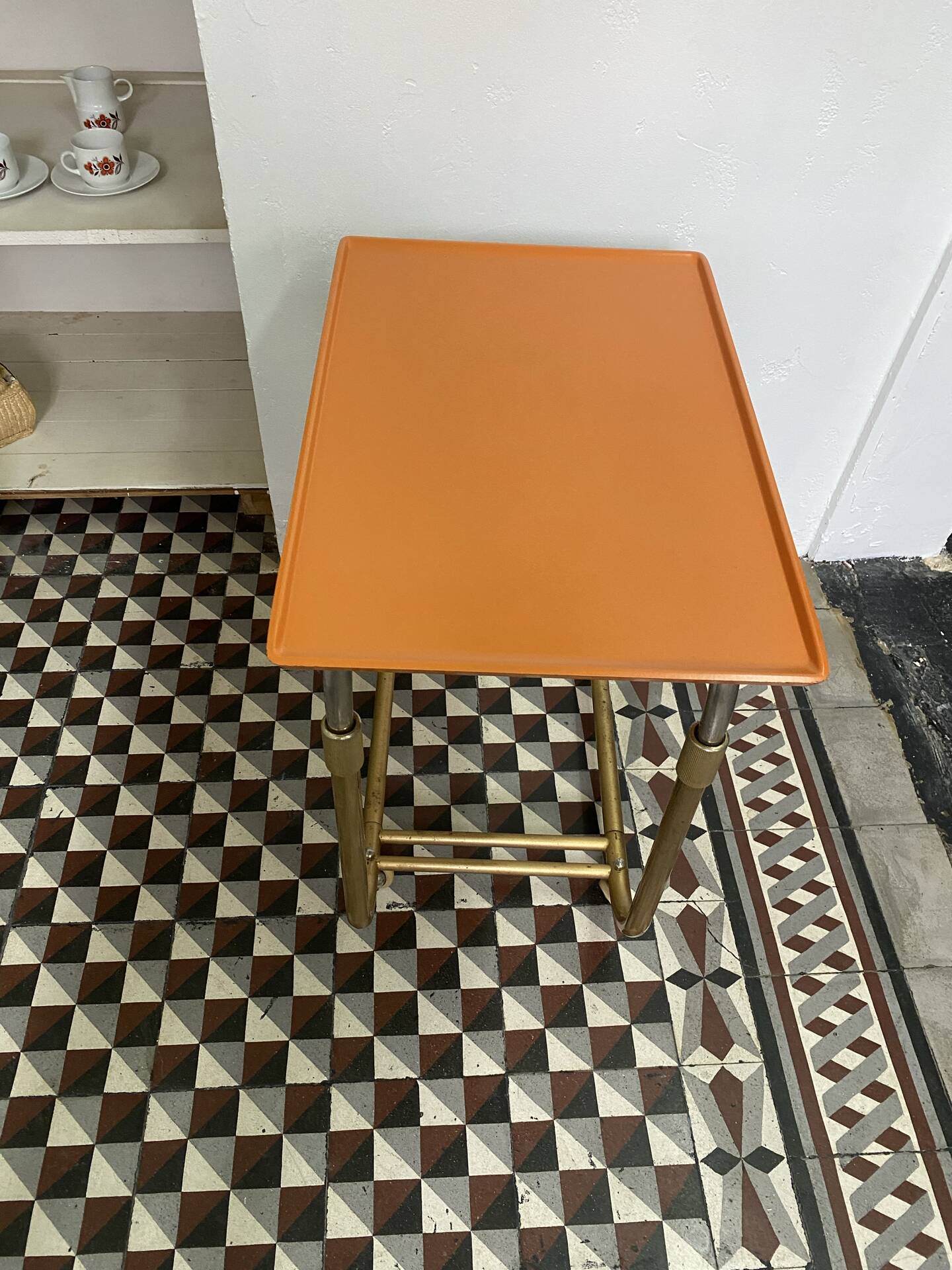 Table d’appoint vintage Werzalit – années 60/70 – plateau orange
