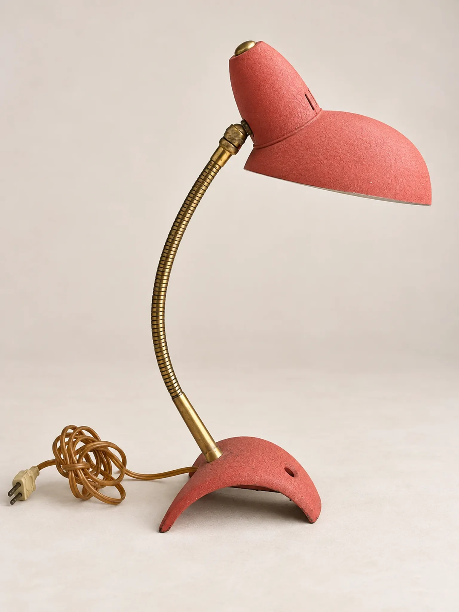 Vintage desk lamp from the 50s-60s – Coral red and brass – Tripod base
