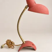 Vintage desk lamp from the 50s-60s – Coral red and brass – Tripod base