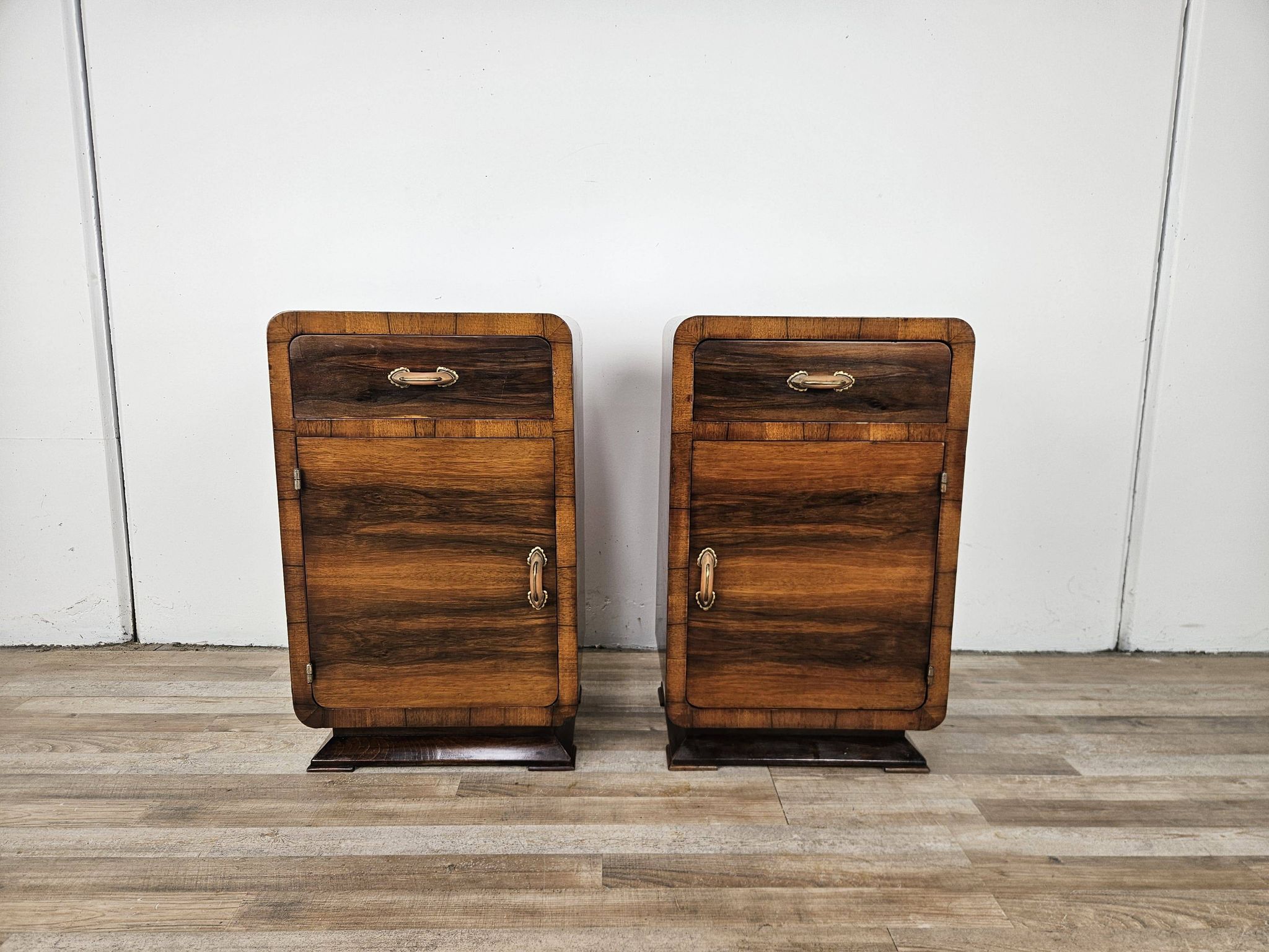 Tables de chevet en noyer Art Déco avec porte et tiroir