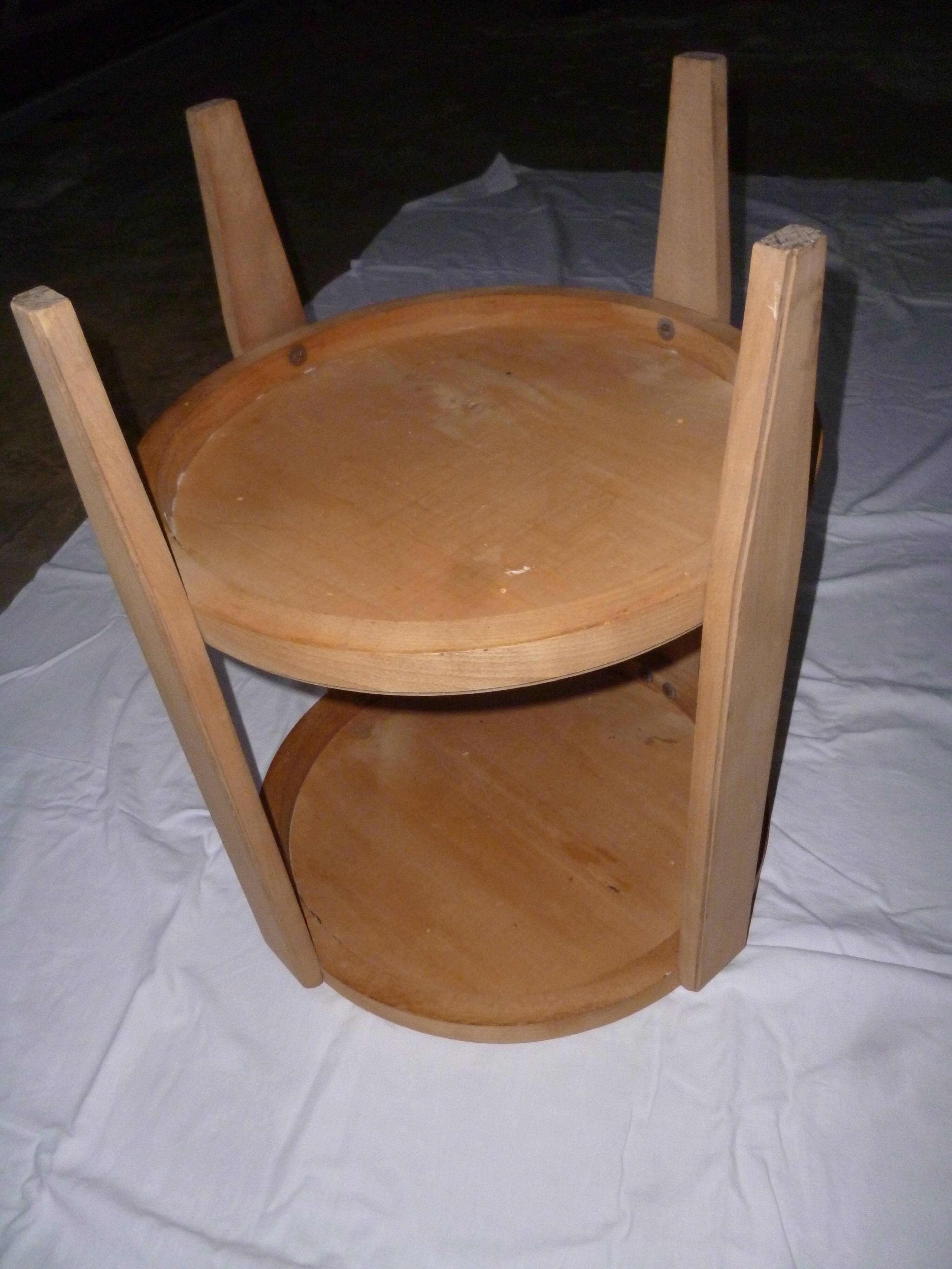 Round pedestal table years 40