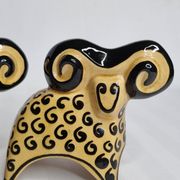 Deux béliers stylisés en céramique émaillée, vintage,  Kasakhstan