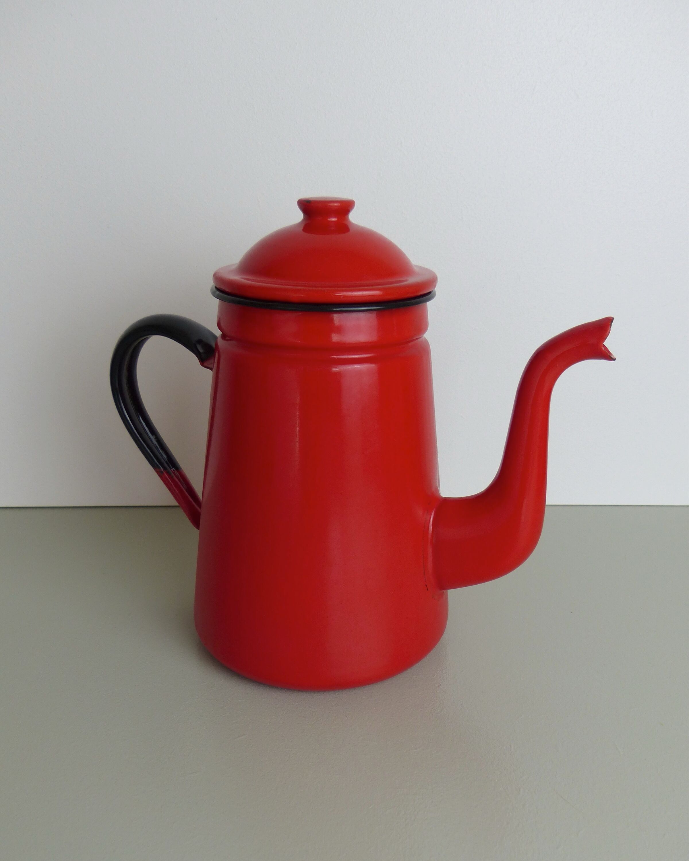 Set milk pot, kettle, coffee maker and red enamelled strainer