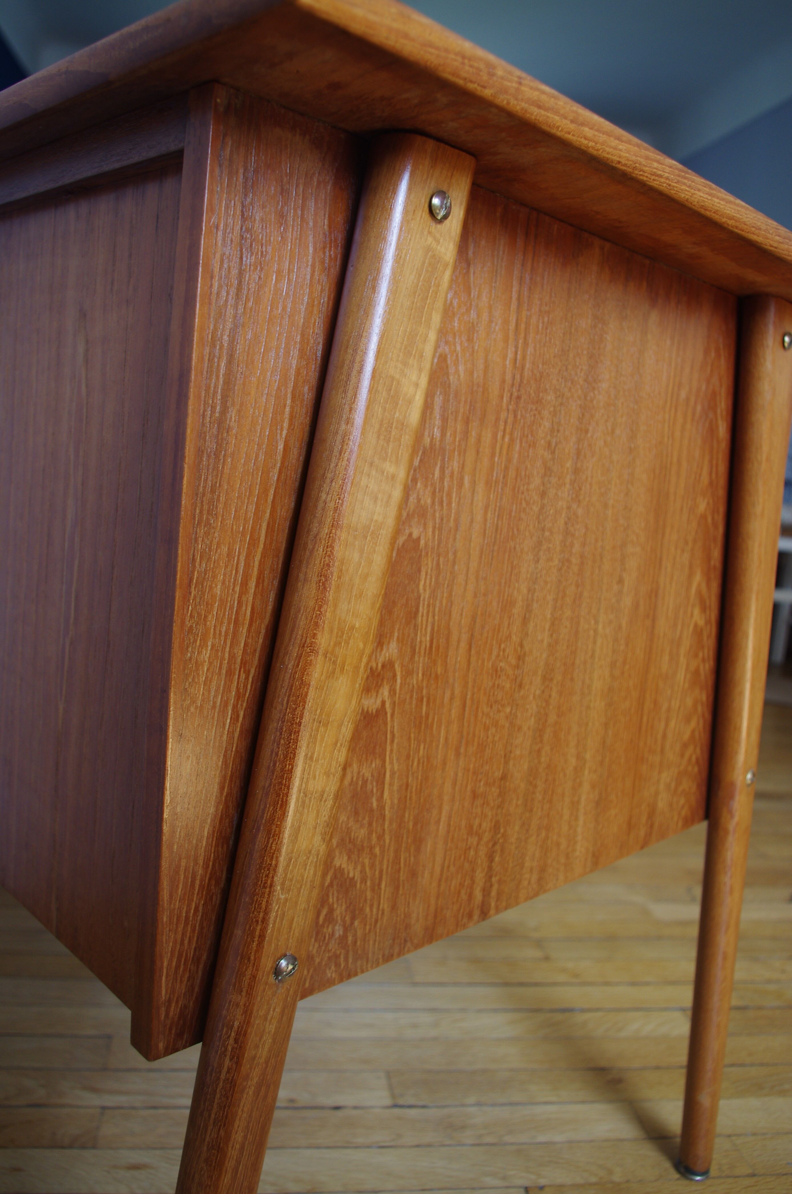 Bureau danois pieds compas