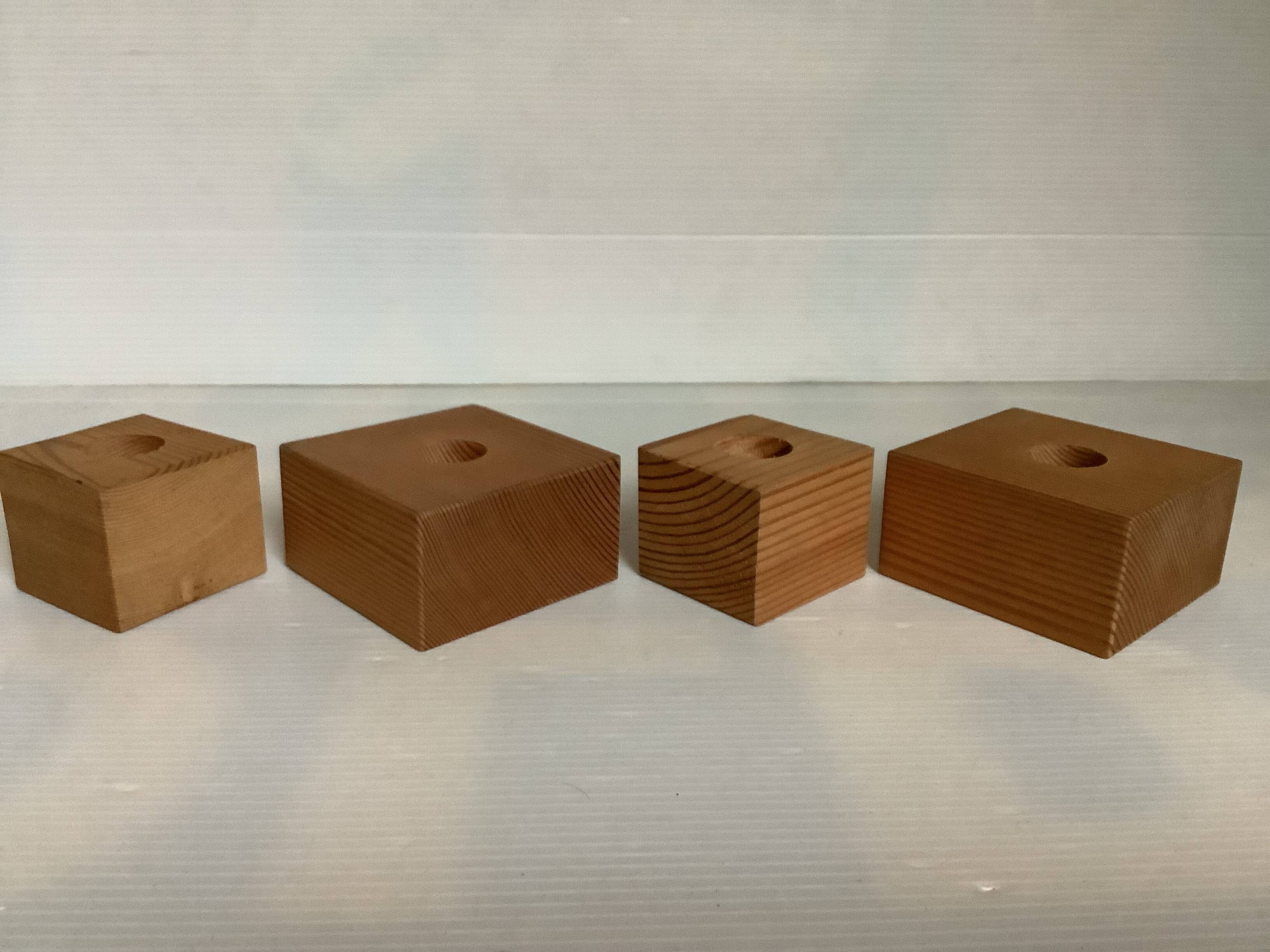 Quatre bougeoirs en bois scandinave