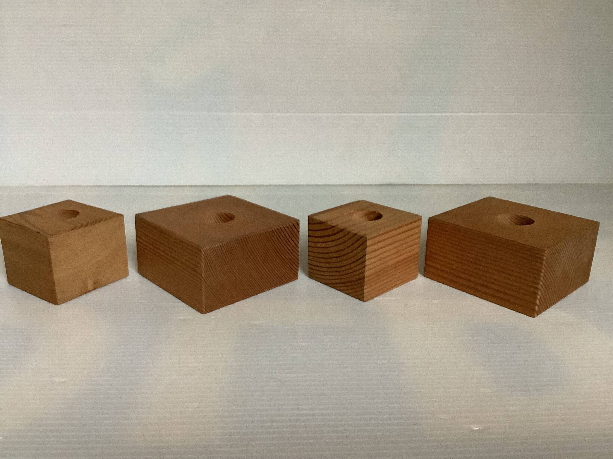 Quatre bougeoirs en bois scandinave