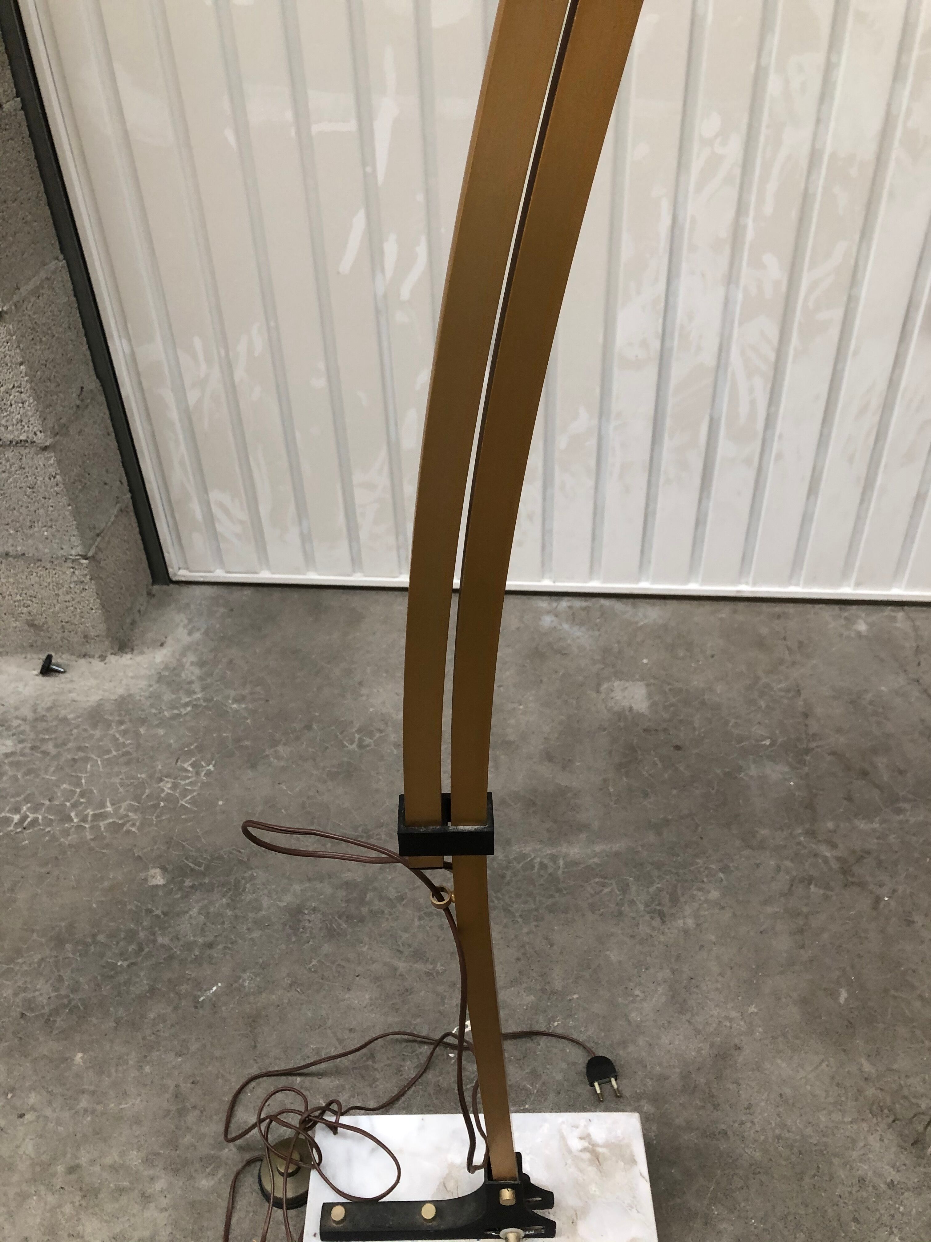 Lampadaire arc doré design des années 70