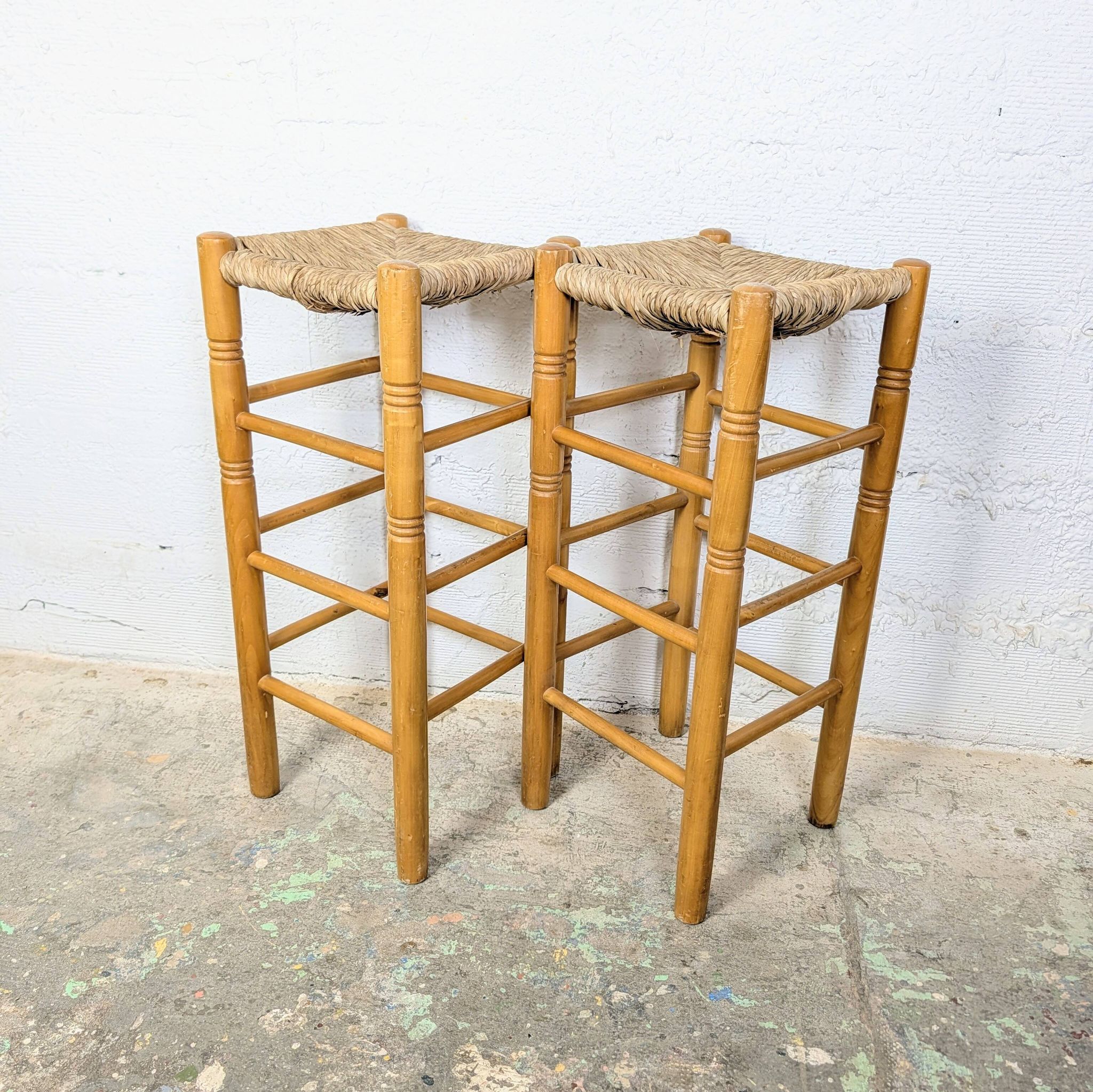 Paire de tabourets hauts en bois & paille