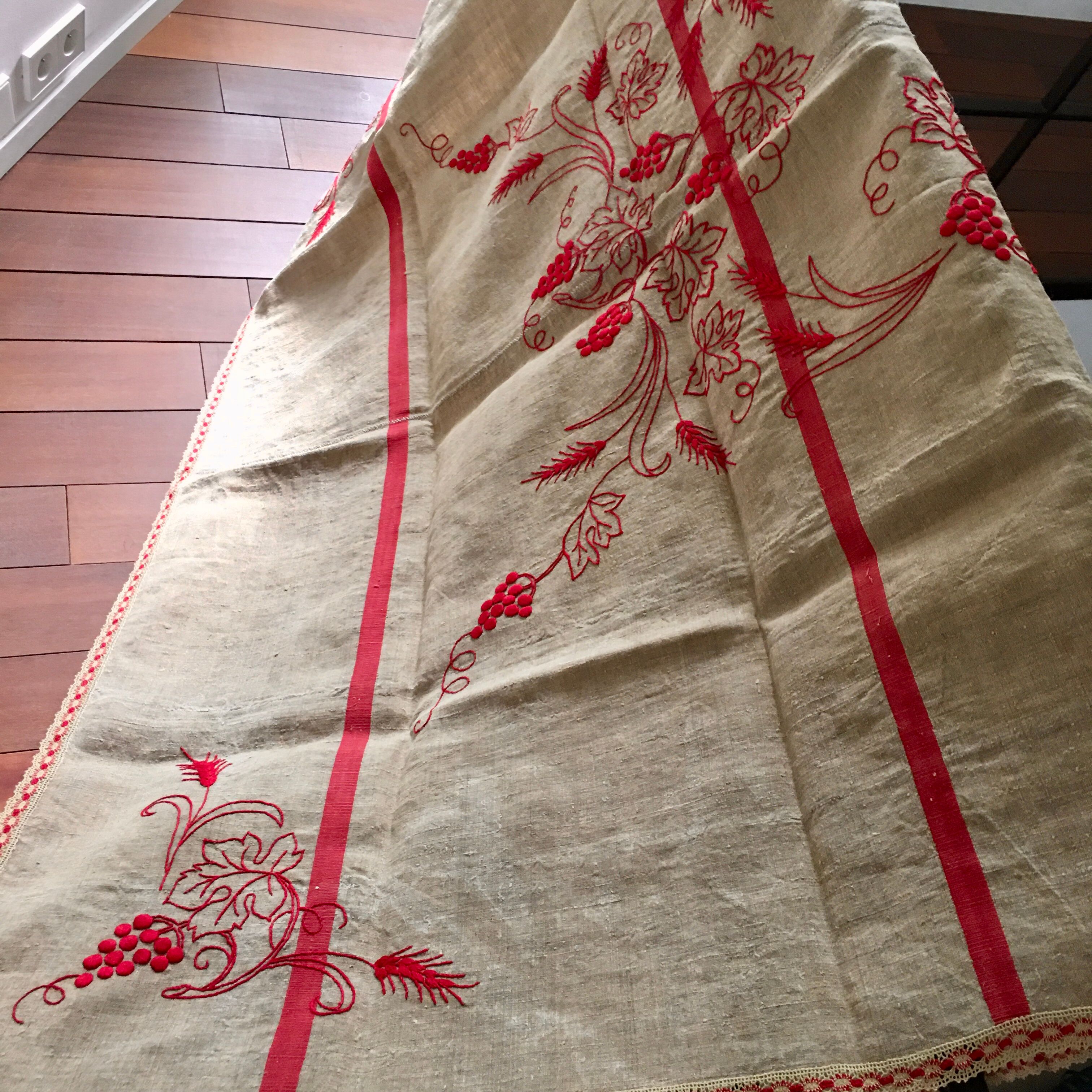 Nappe brodée tissu ancien 131 x 156 cm