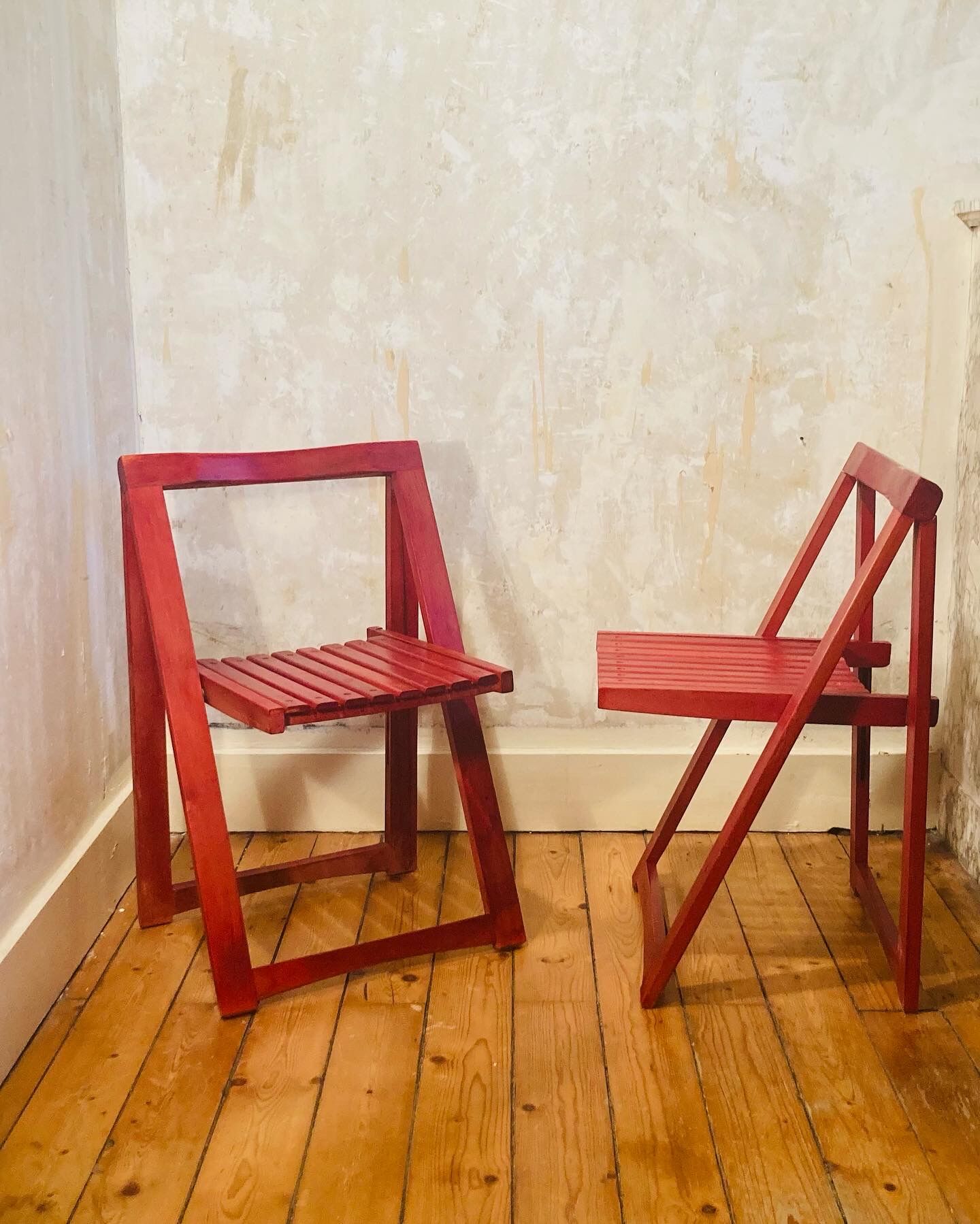 Folding chairs red color