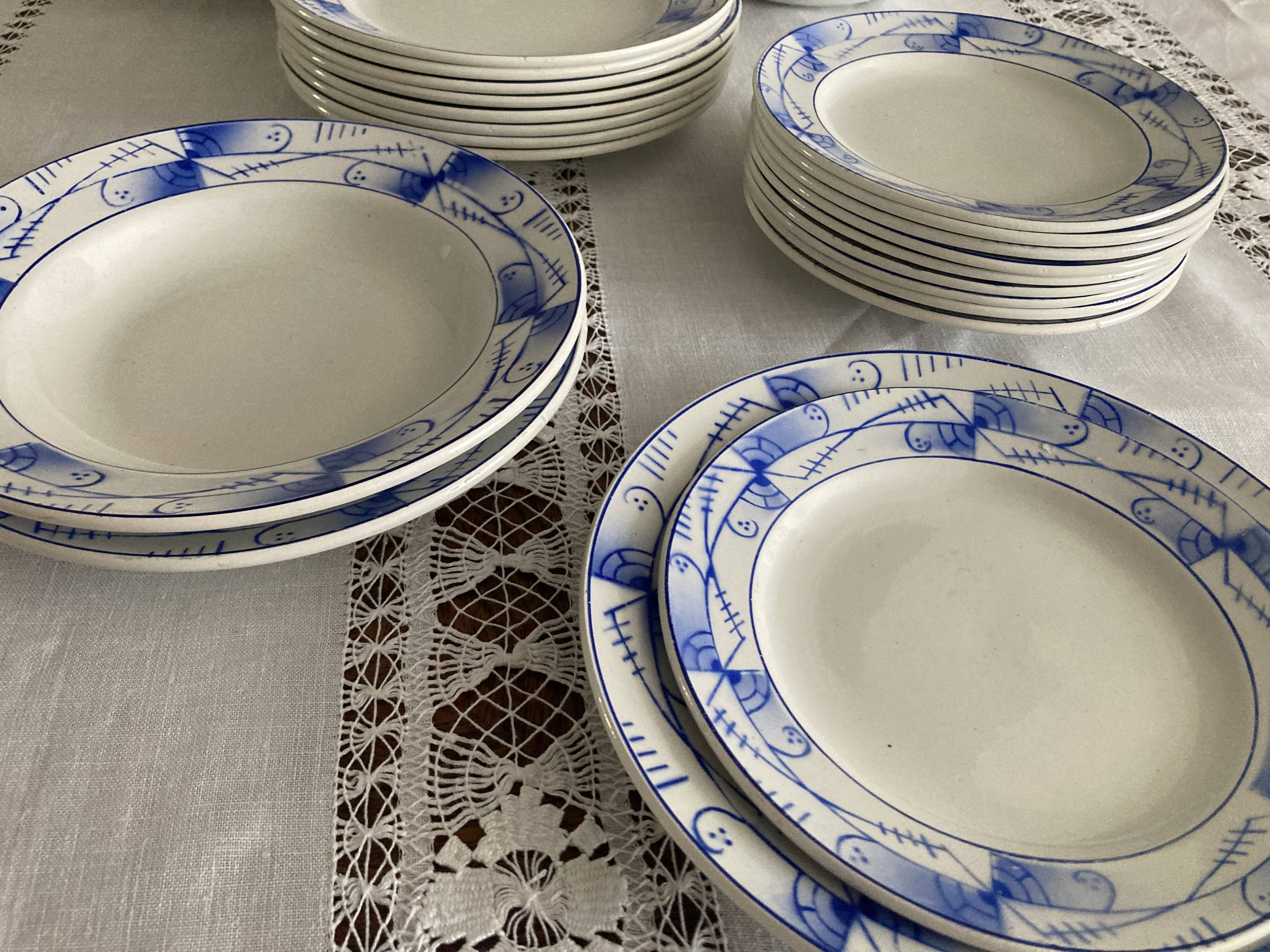 Service for 10 people in Saint-Amand earthenware from the 1930s