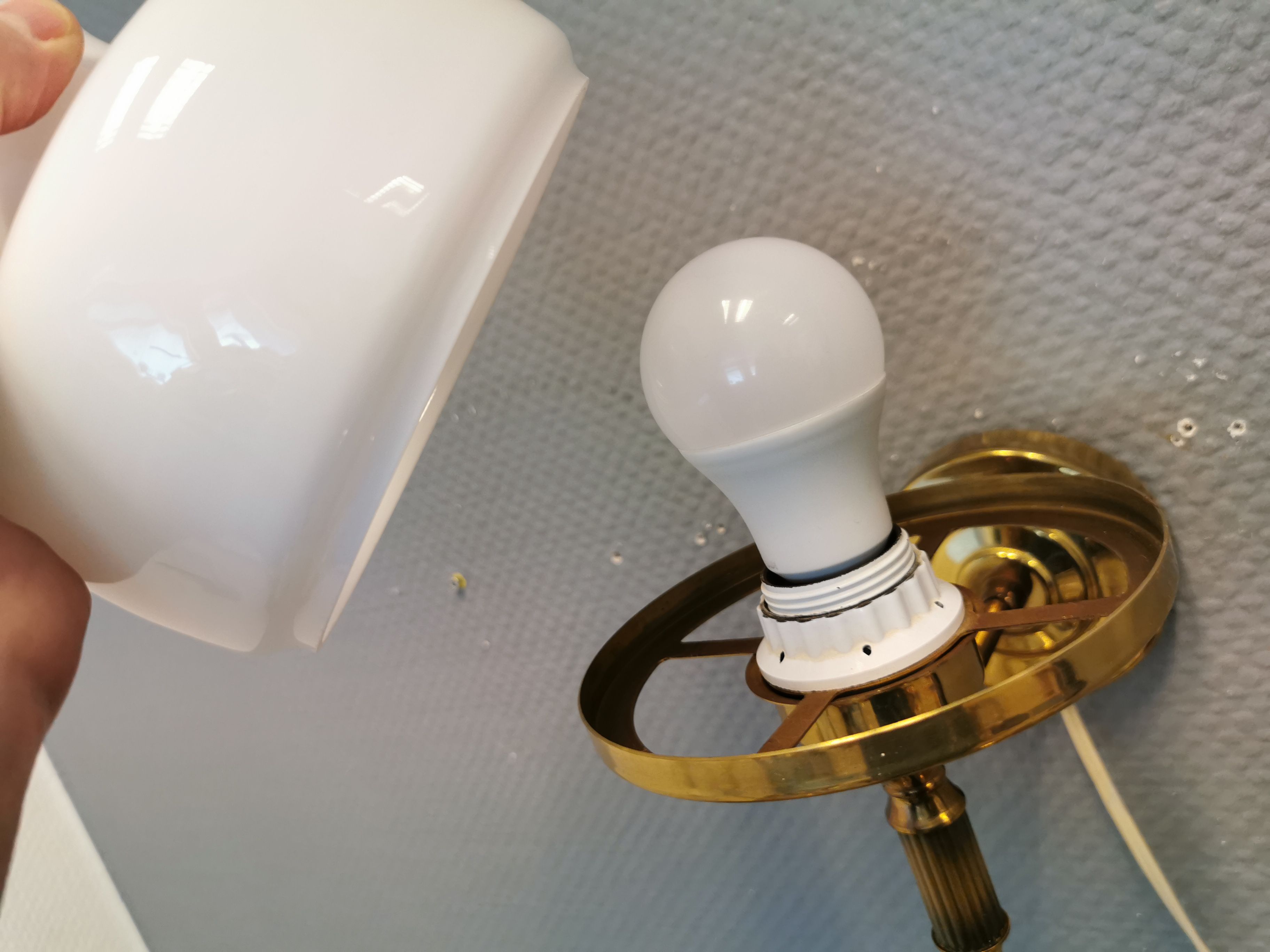 Older wall lamp, in metal, brass and milk-white glass