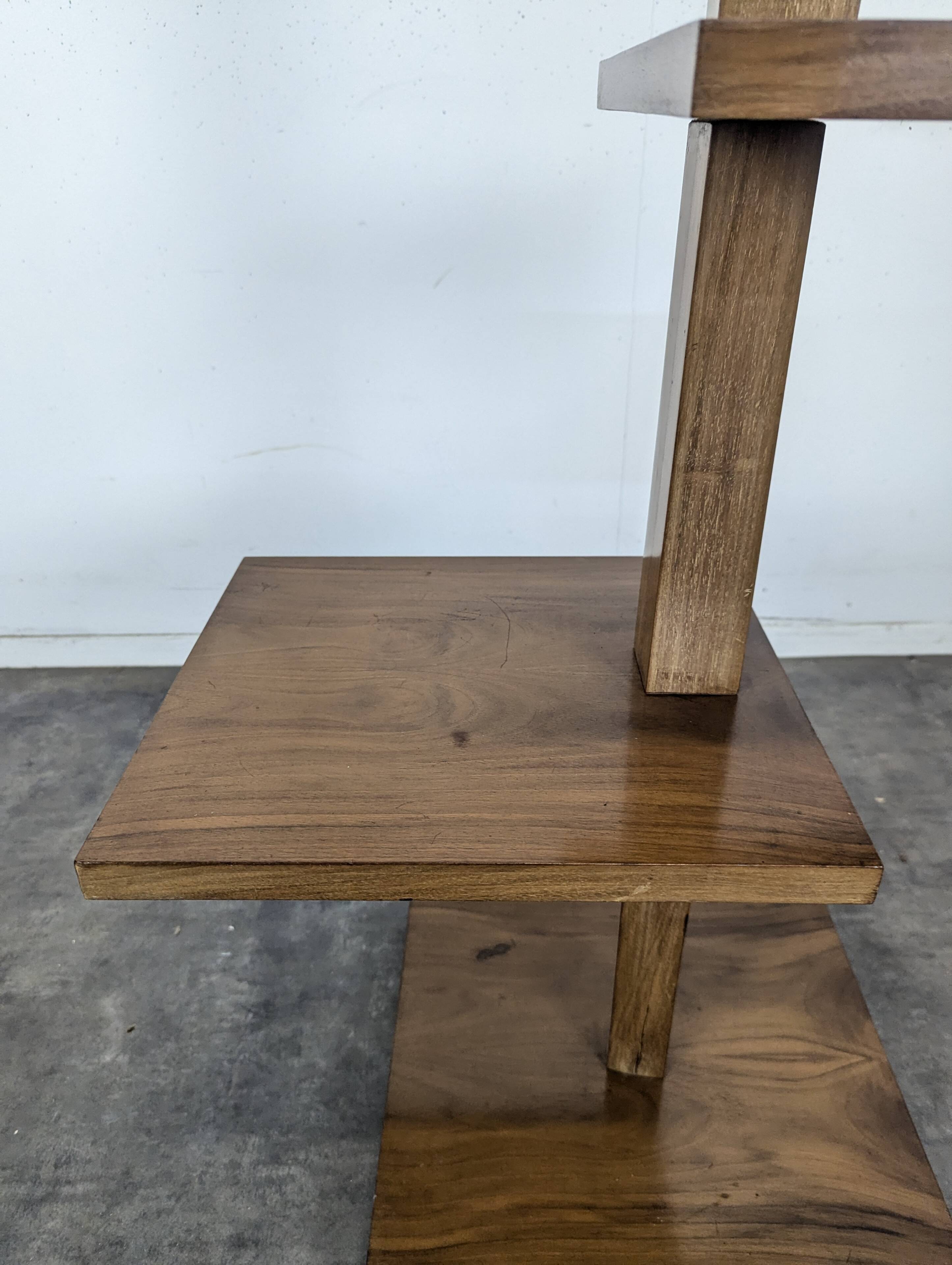 Lampadaire à tablettes moderniste en bois années 50