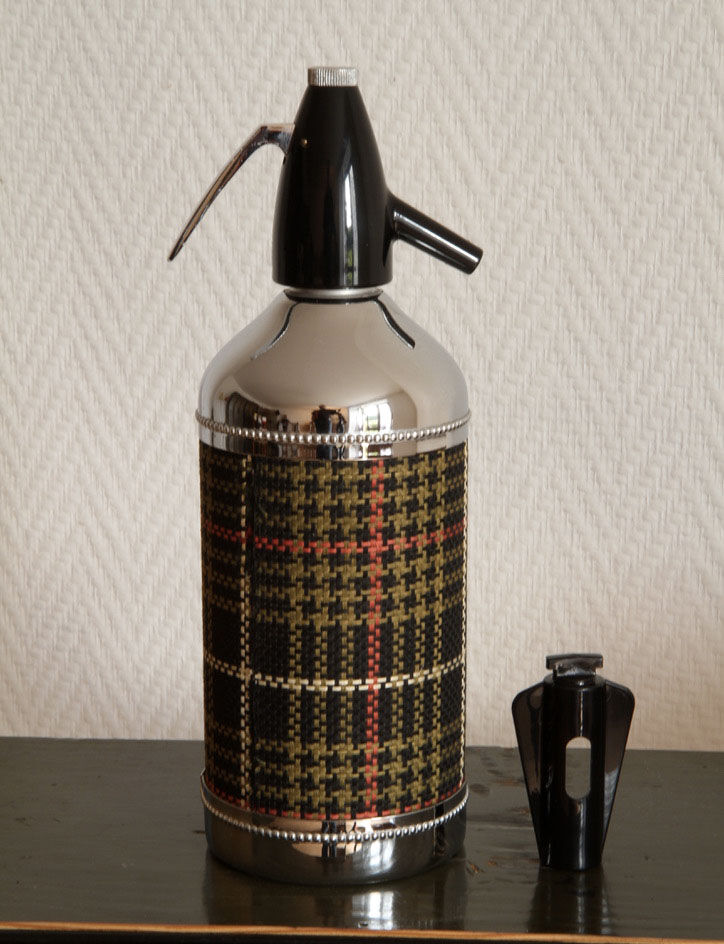 Old vintage siphon Scottish fabrics kitsch of the brand "auto-siphon" Paris.