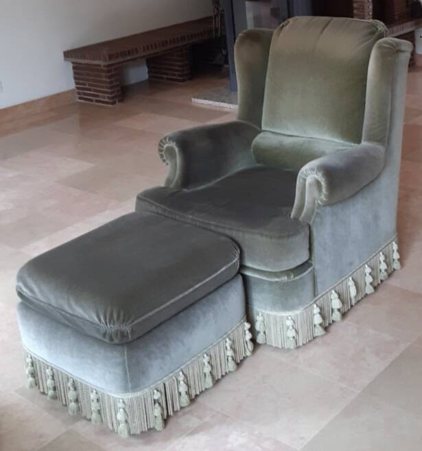 Living room set consisting of 1 three-seater sofa, 2 armchairs, and 2 footrests.