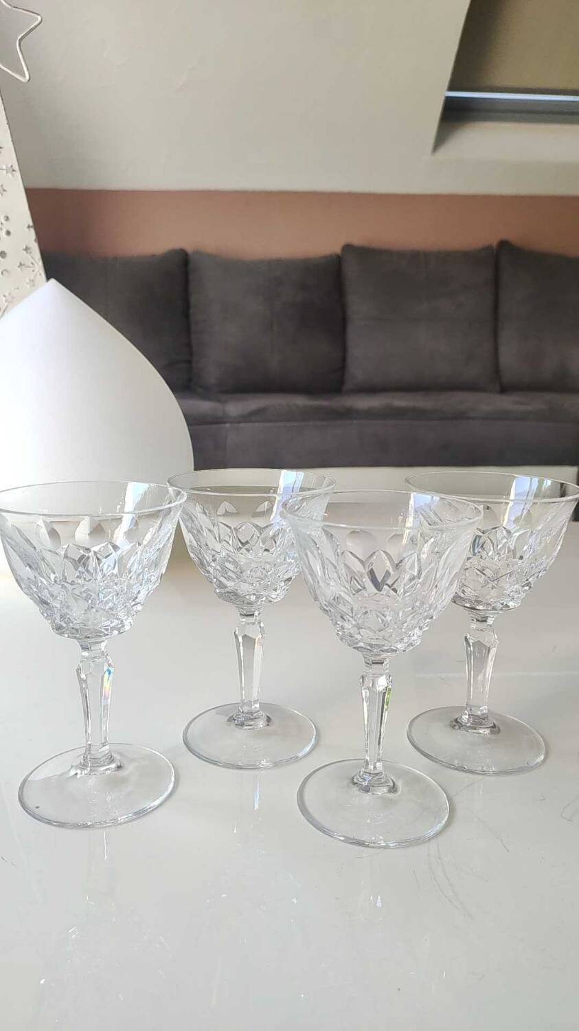 Lot 4 x White wine glasses with flared necks. Crisscross/water drop patterns..