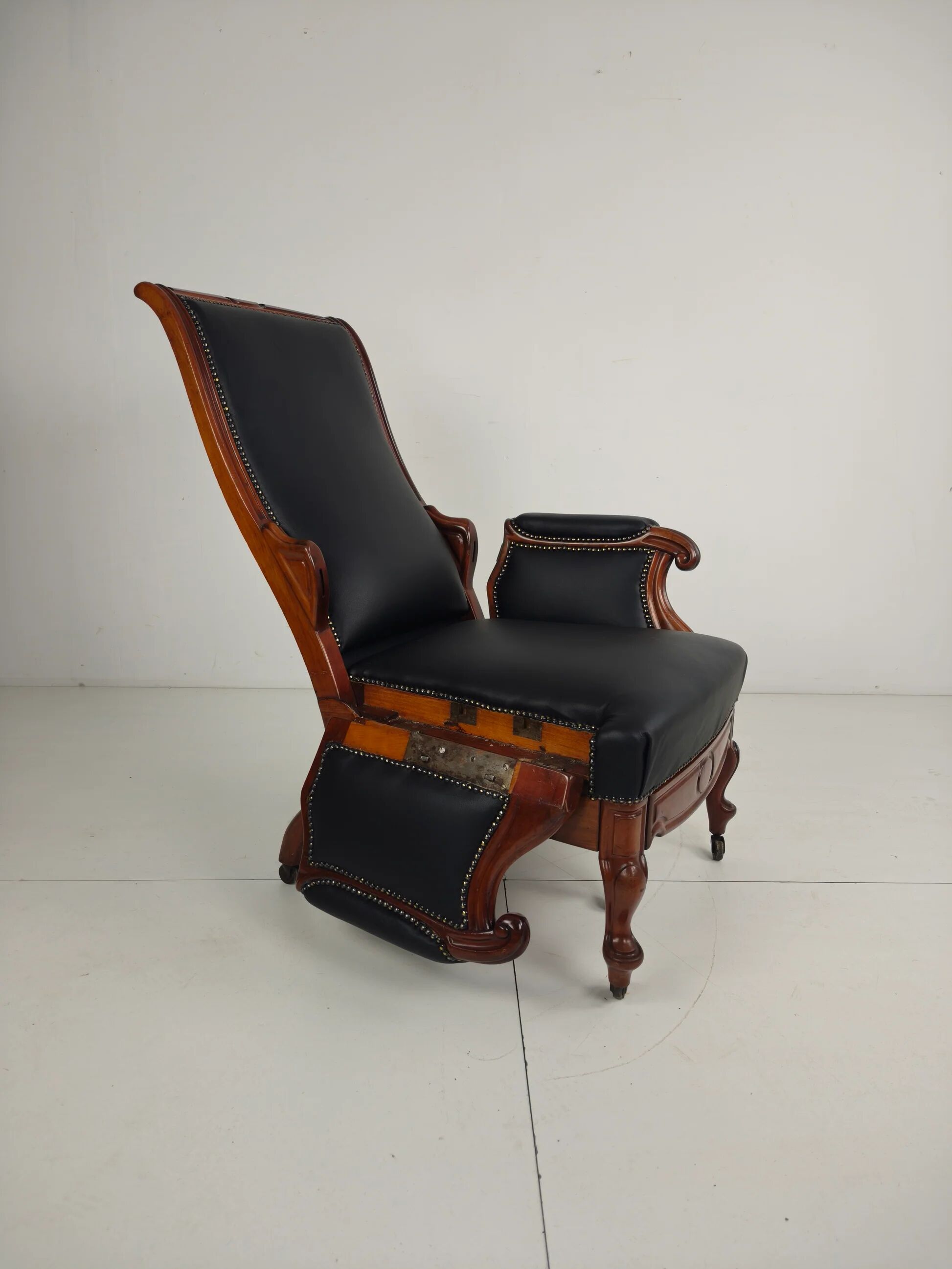Fauteuil de bibliothèque ancien du XIXe siècle par Horrix – cuir noir