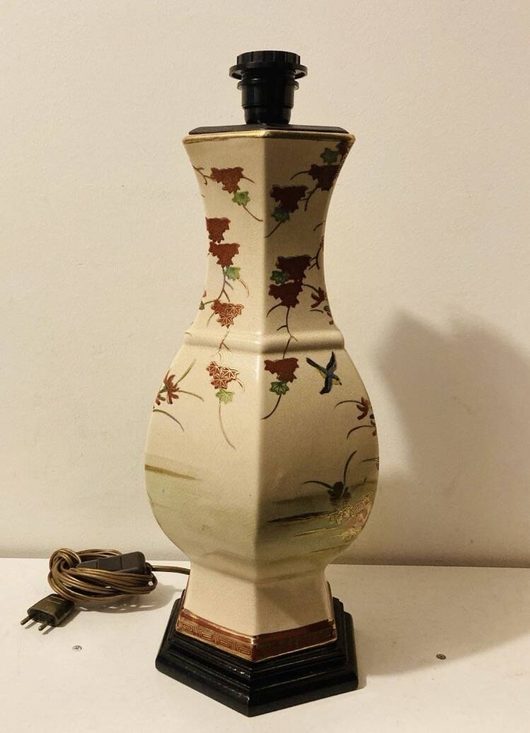 Vintage Asian lamp in ceramic with a wooden base, adjustable lampshade.