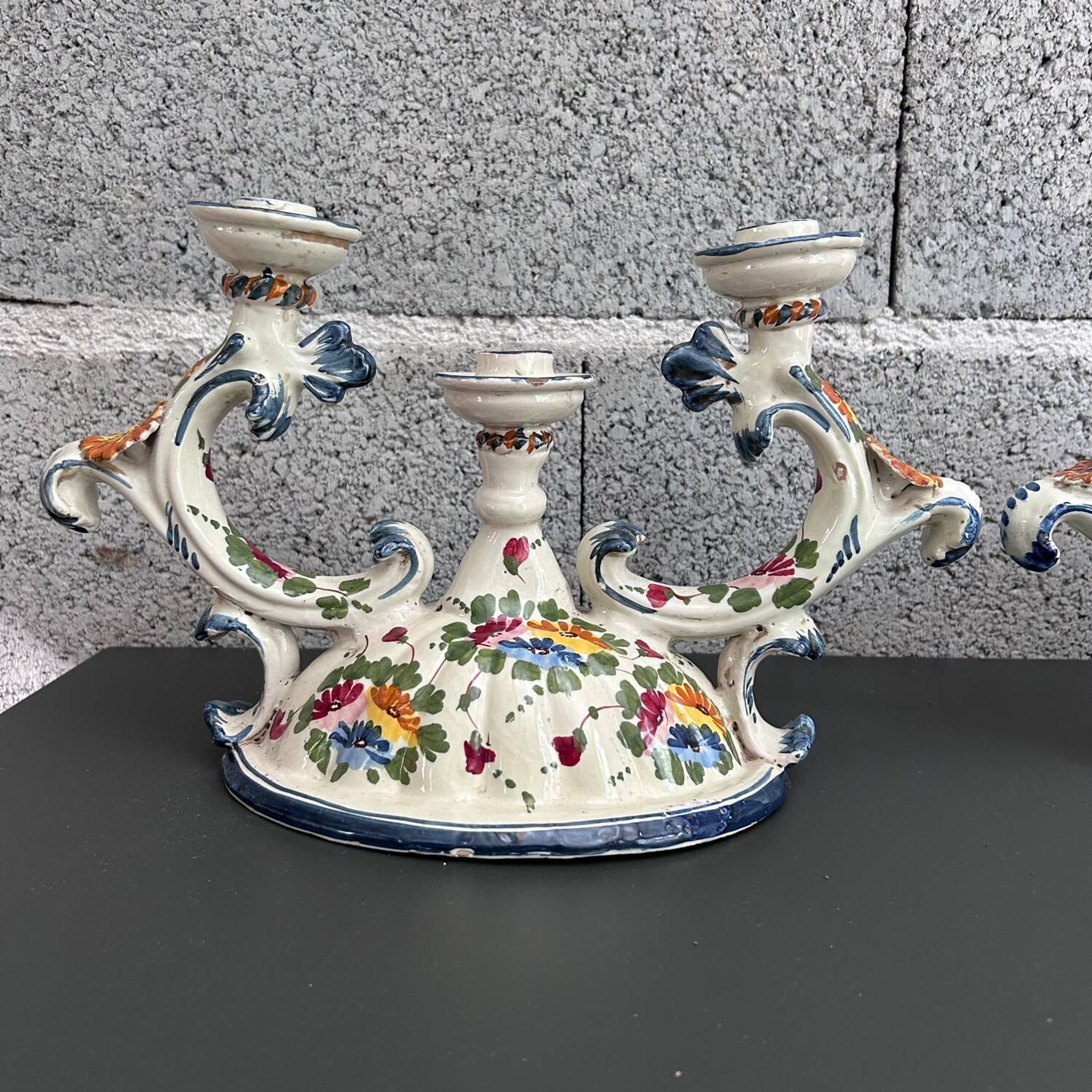 Paire de bougeoirs italiens signés