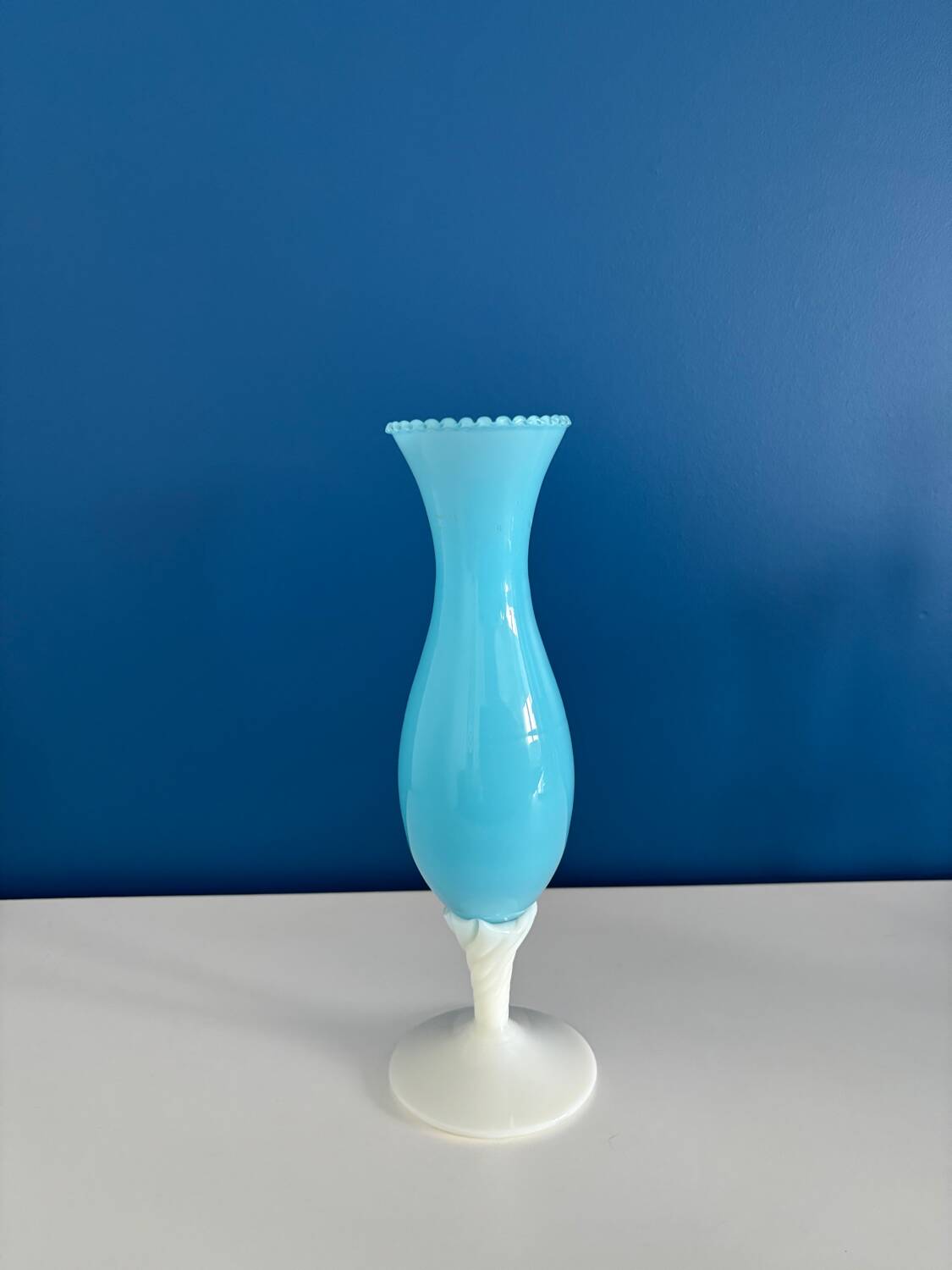 Vase opaline vintage bleu clair