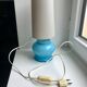 Lampe avec pieds en opaline bleu et abat-jour conique texturé années 60-70