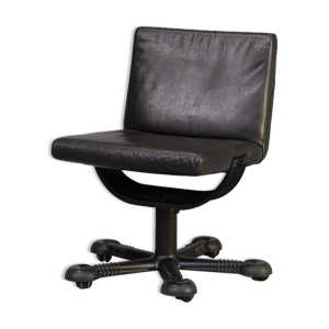 Chaise pivotante en cuir