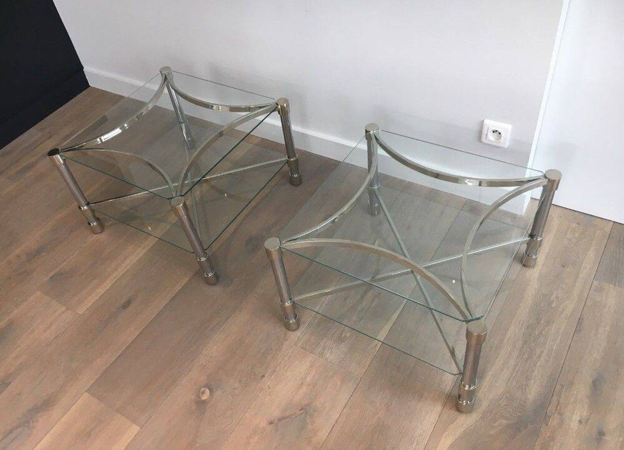 Paire de bouts de canapé en métal chromé et verre