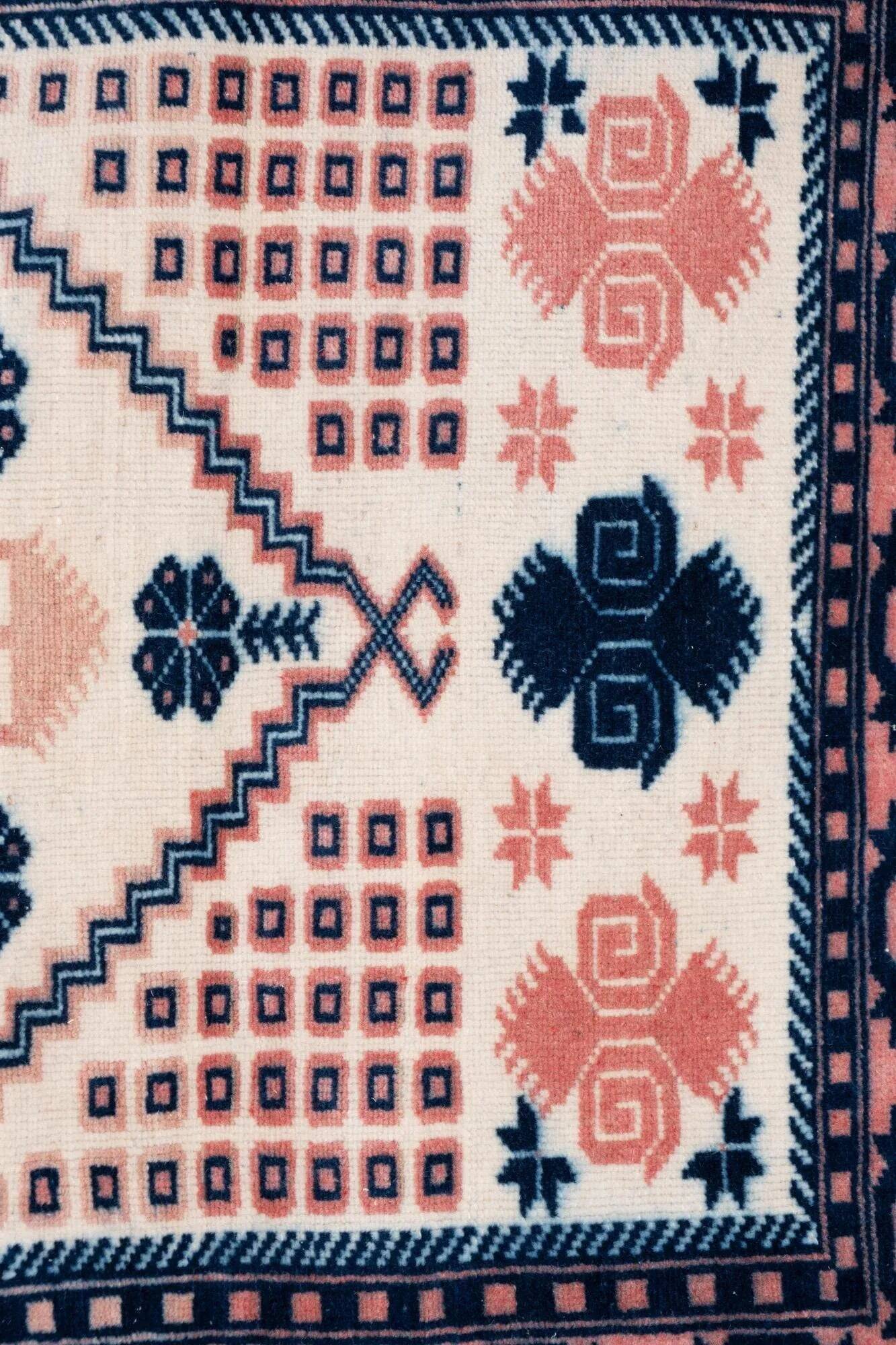 Vintage handmade Turkish rug 107x168 cm
