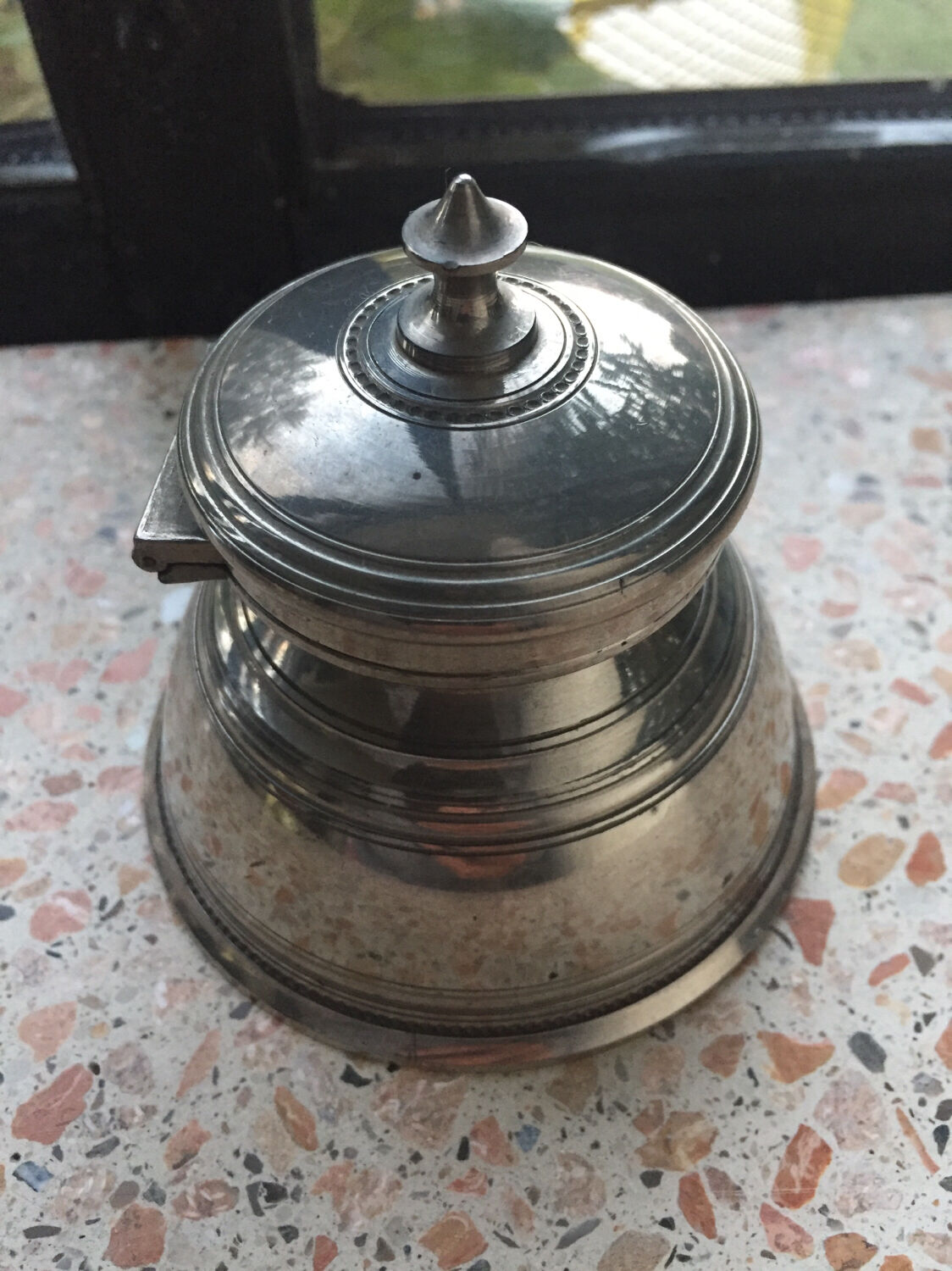 Metal inkwell