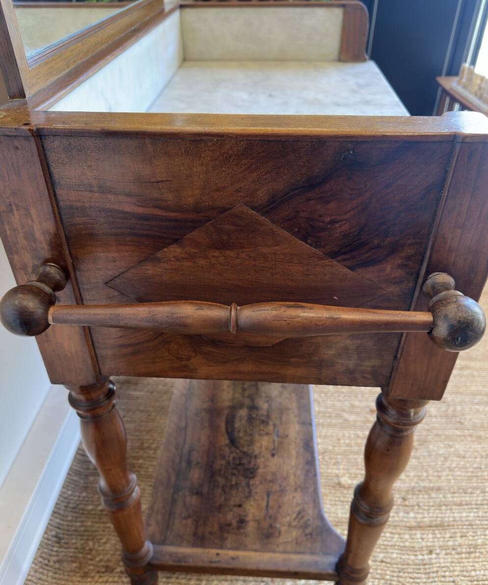 Meuble de toilette ancien avec marbre blanc et miroir