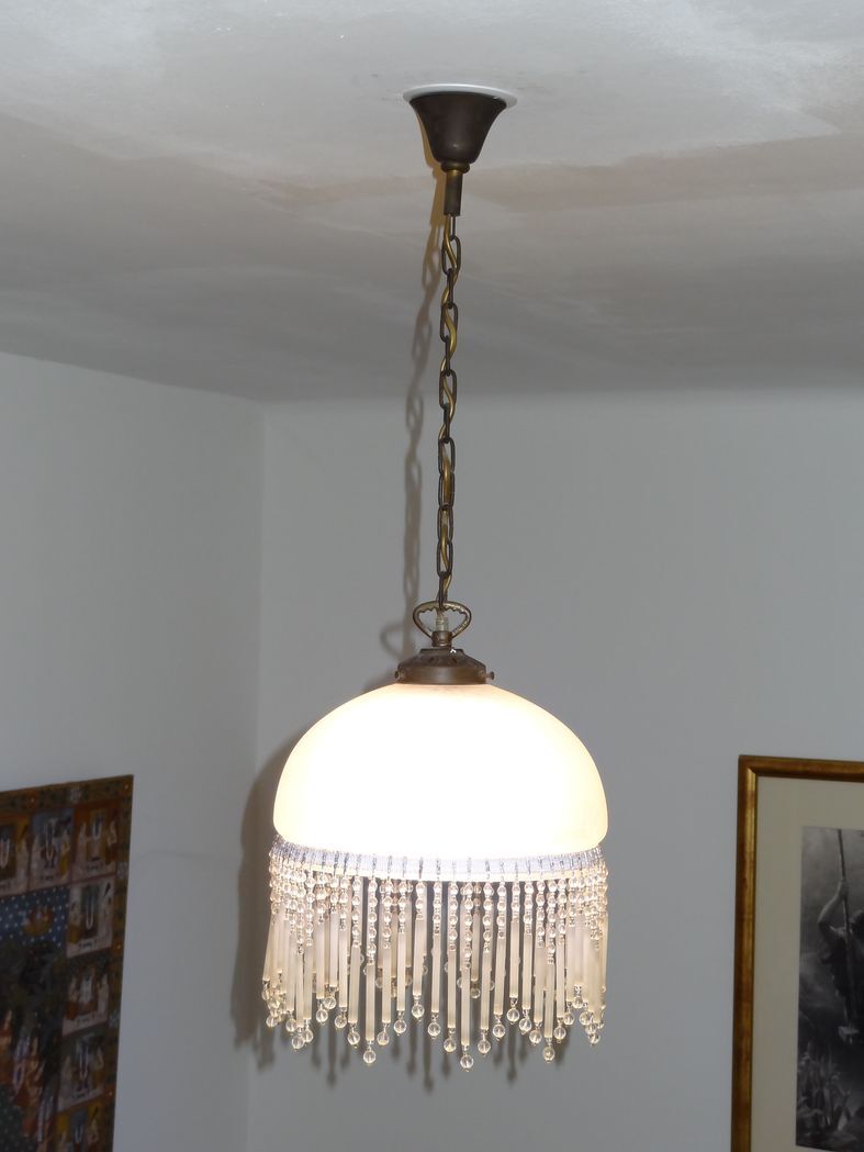 Vintage suspension in half shell speckled with pearls